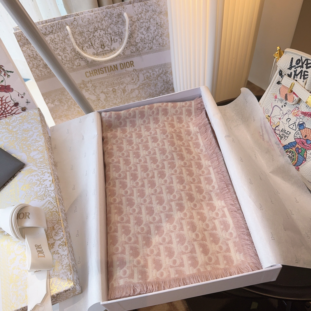 🐴 新款现货💖💖140丝绒方巾双面同色（专柜同步Dior 迪奥）‼️抢‼️VIP推荐 ‼️下手一定要快【