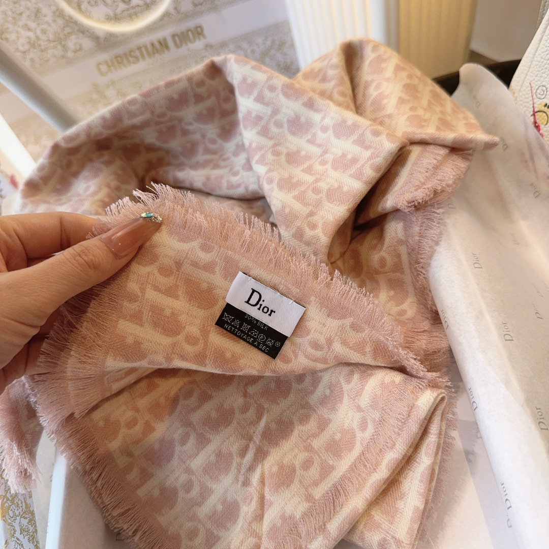 🐴 新款现货💖💖140丝绒方巾双面同色（专柜同步Dior 迪奥）‼️抢‼️VIP推荐 ‼️下手一定要快【