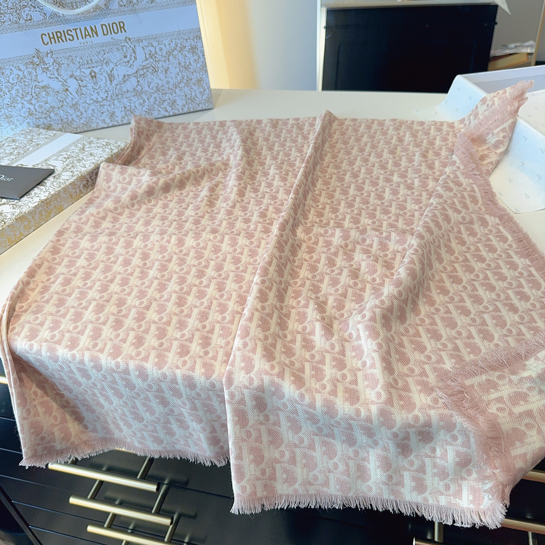 🐴 新款现货💖💖140丝绒方巾双面同色（专柜同步Dior 迪奥）‼️抢‼️VIP推荐 ‼️下手一定要快【