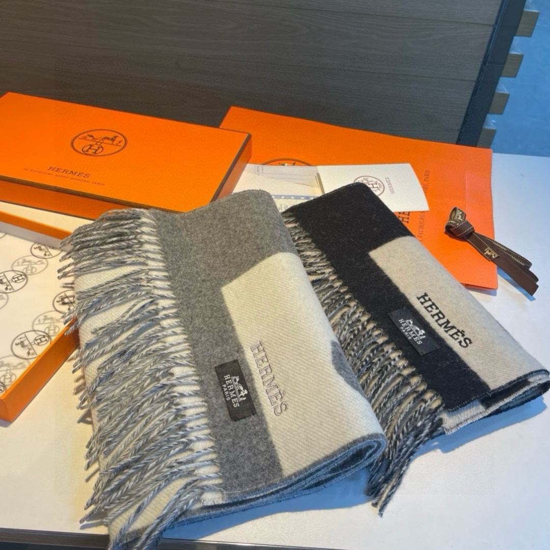 爱马仕爆款到款！H 小巧的山羊绒围巾（100%山羊绒）。骏马融入“Is this a Love stor