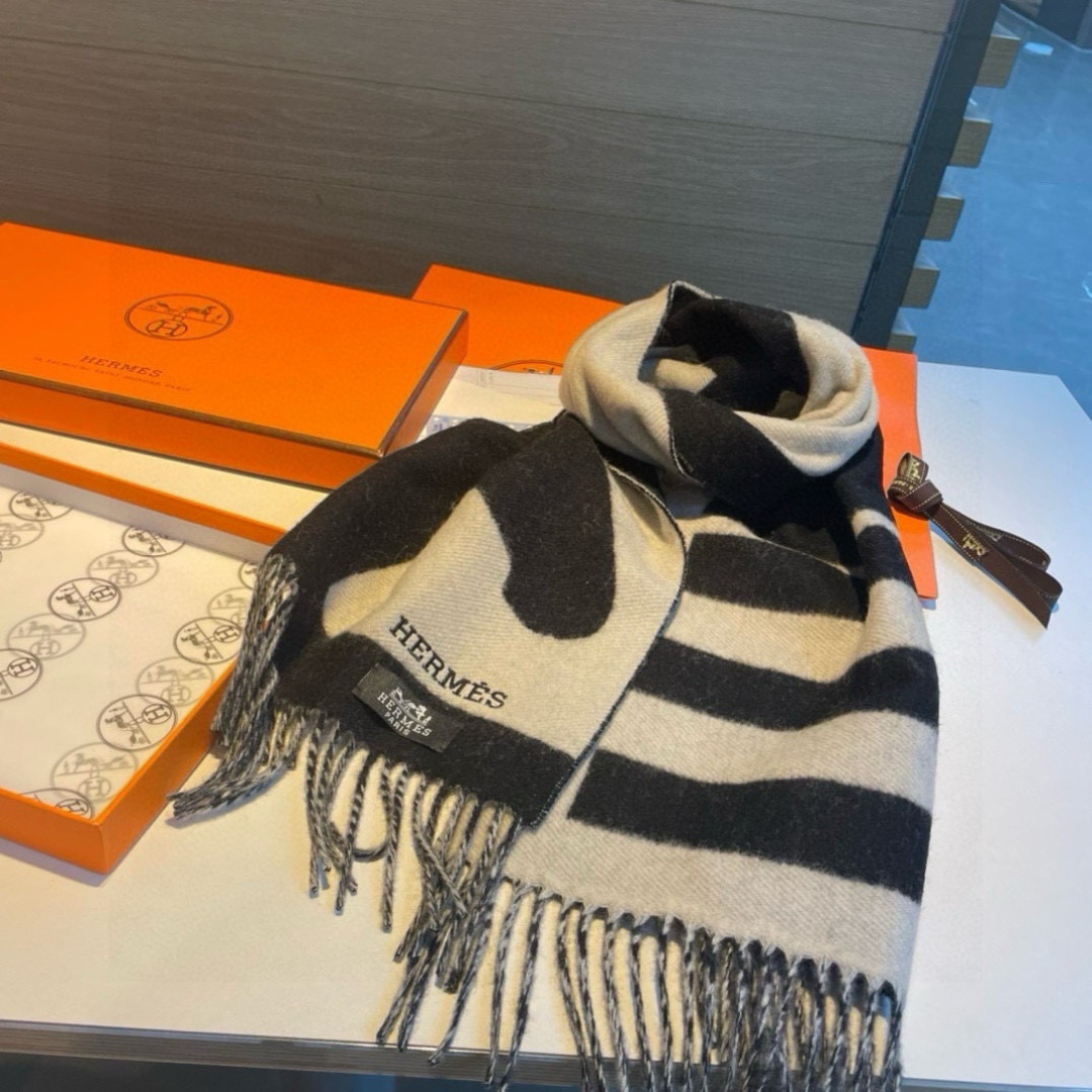 爱马仕爆款到款！H 小巧的山羊绒围巾（100%山羊绒）。骏马融入“Is this a Love stor