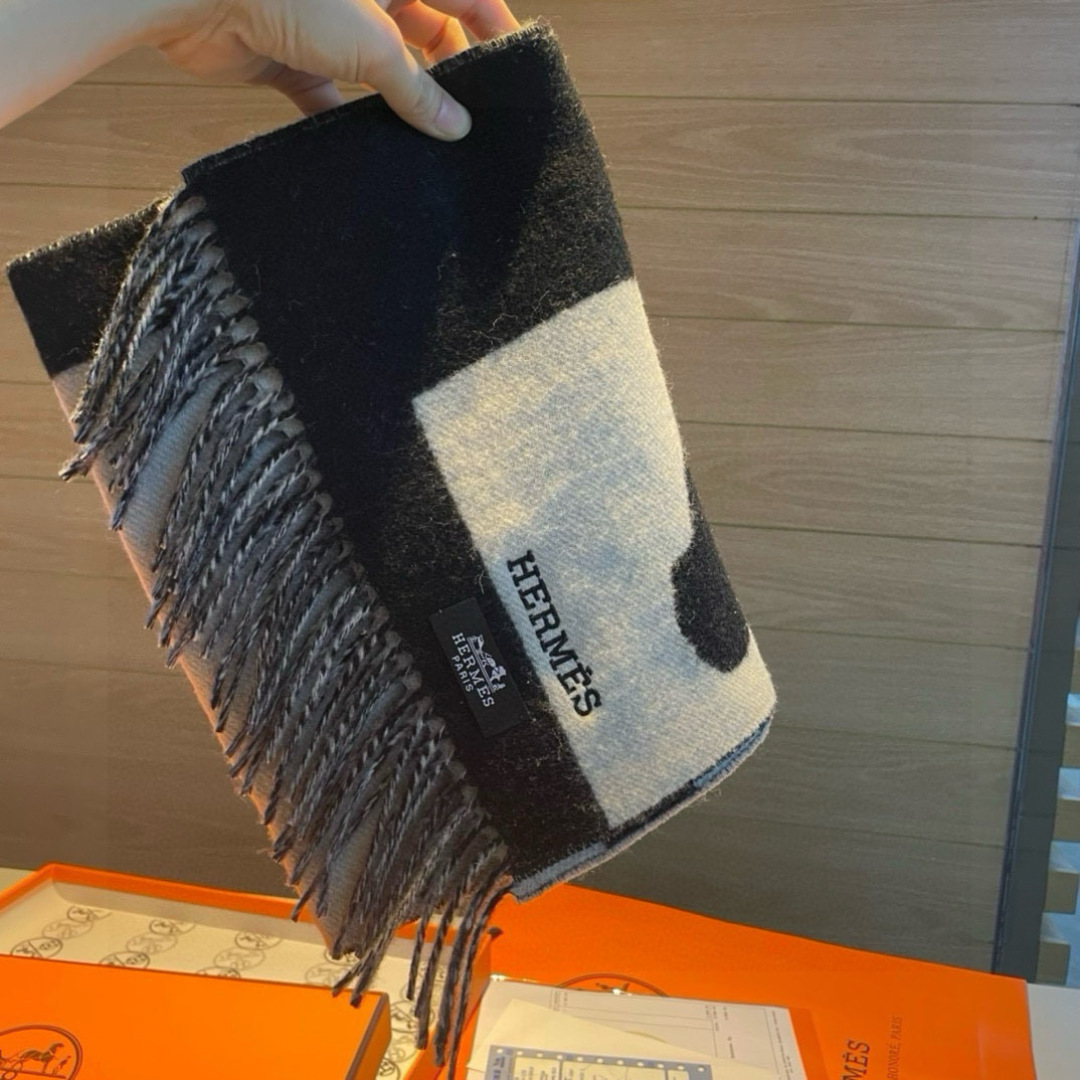 爱马仕爆款到款！H 小巧的山羊绒围巾（100%山羊绒）。骏马融入“Is this a Love stor