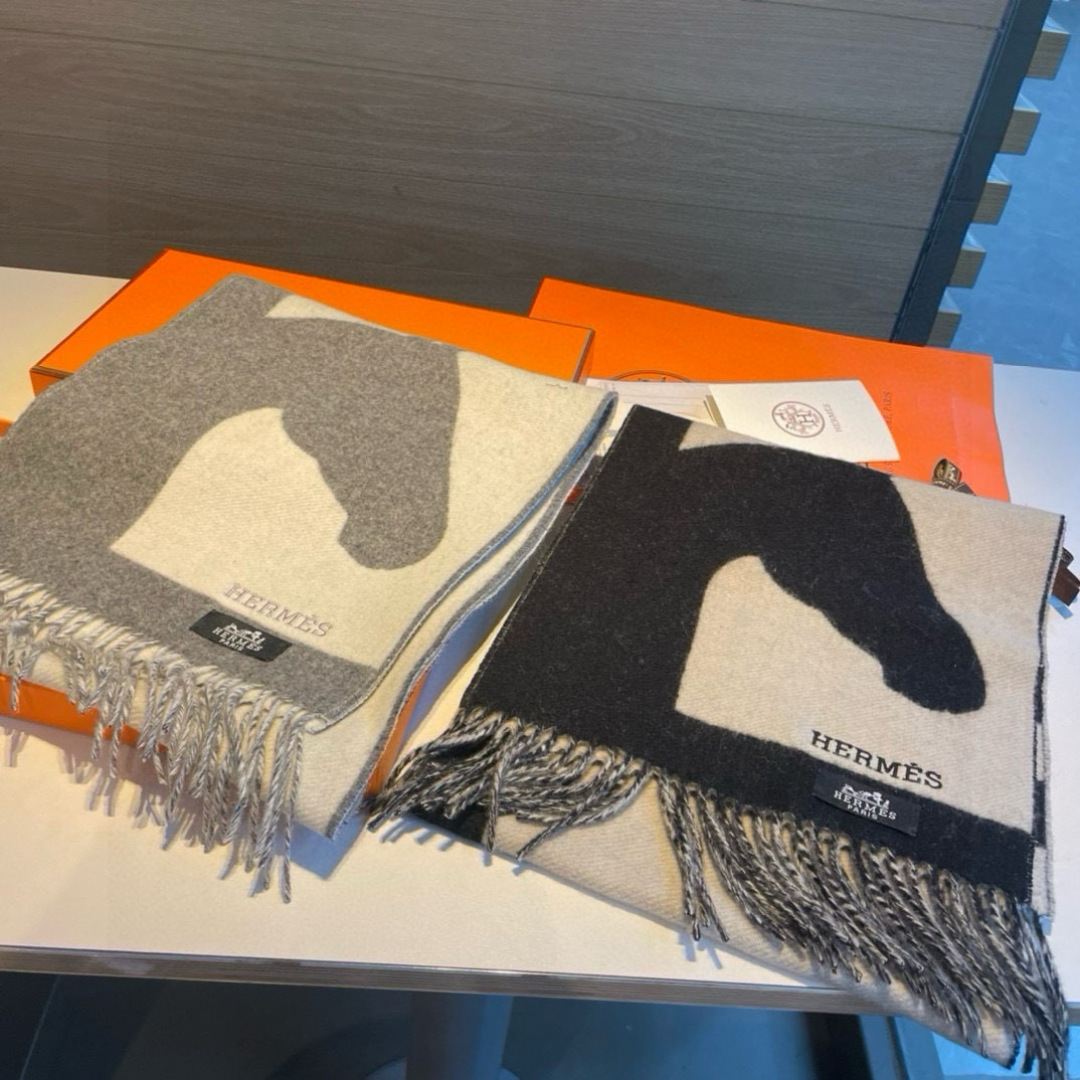 爱马仕爆款到款！H 小巧的山羊绒围巾（100%山羊绒）。骏马融入“Is this a Love stor