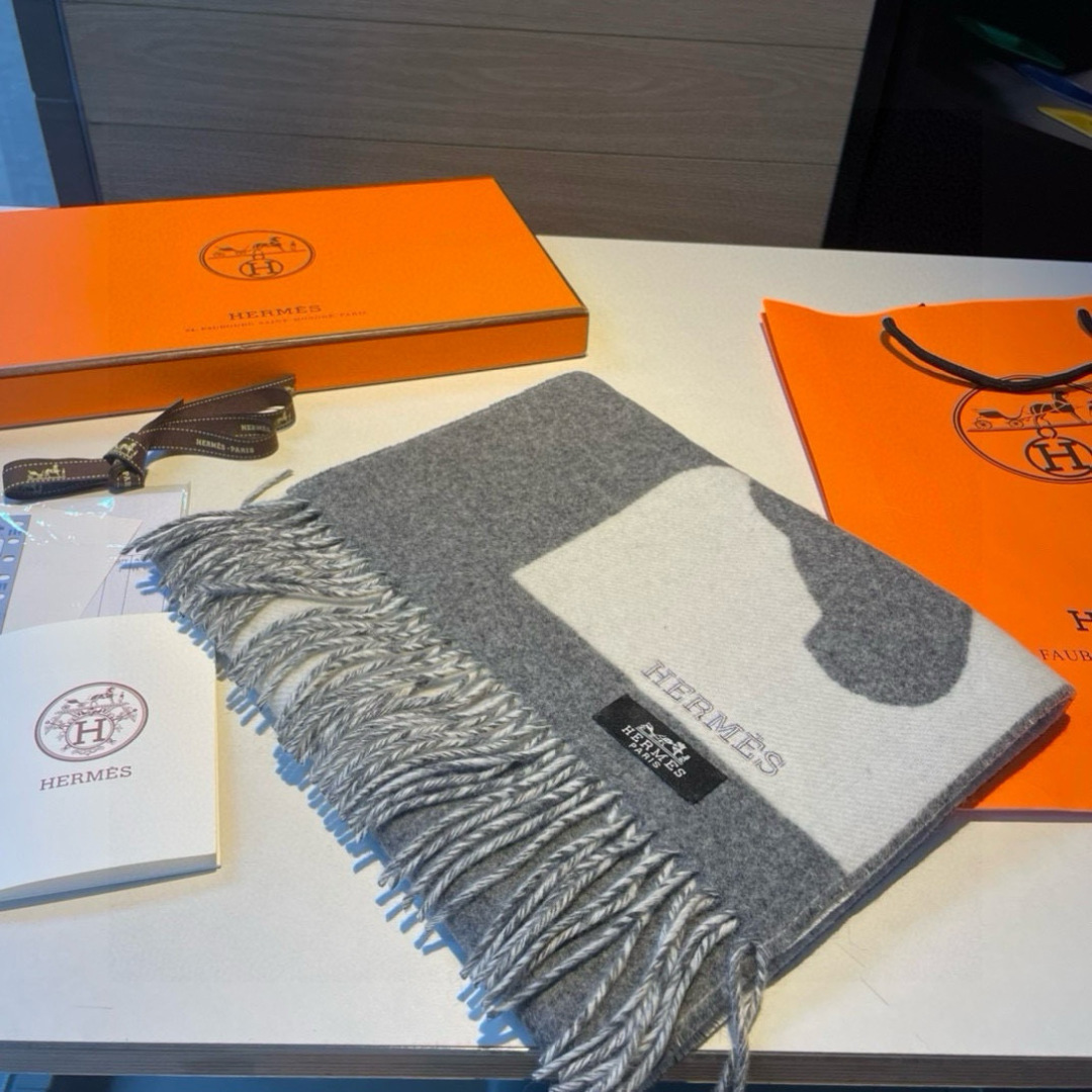 爱马仕爆款到款！H 小巧的山羊绒围巾（100%山羊绒）。骏马融入“Is this a Love stor