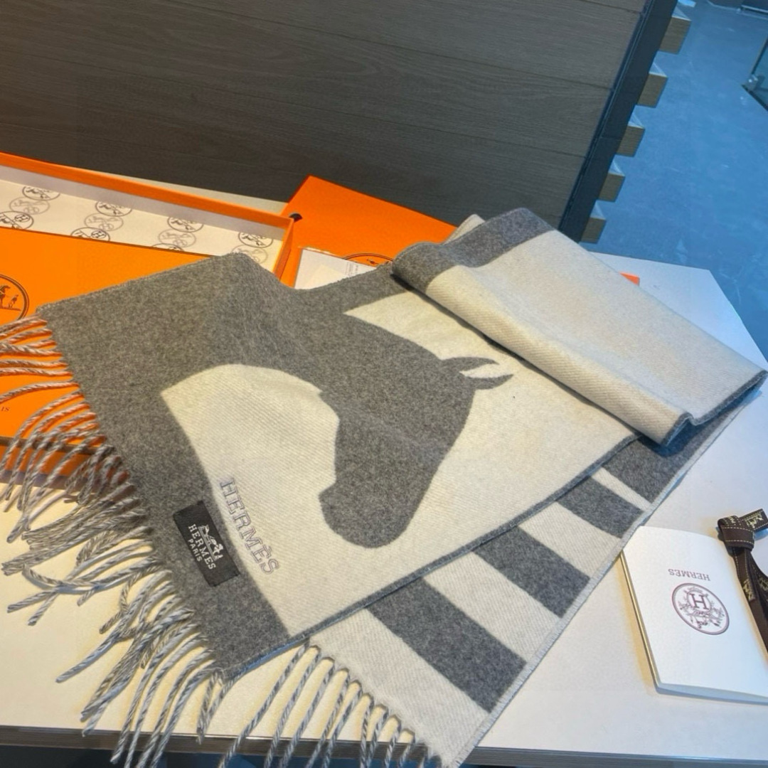 爱马仕爆款到款！H 小巧的山羊绒围巾（100%山羊绒）。骏马融入“Is this a Love stor