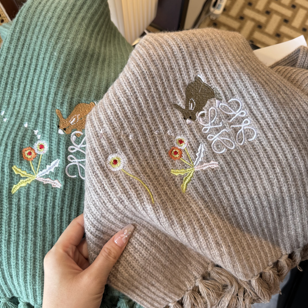 Loewe✖️Sunafujita联名款 小兔花卉刺绣流苏 原单！重磅推荐！新款针织围巾！低调的奢侈感。