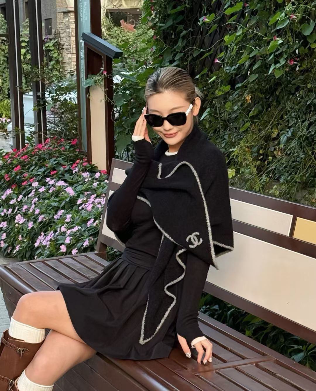 小香风围巾，将法式优雅轻松拿捏。甄选柔软蓬松的马海毛与立体感羊毛圈圈纱交织，赋予其轻盈空气感与温暖实穿性