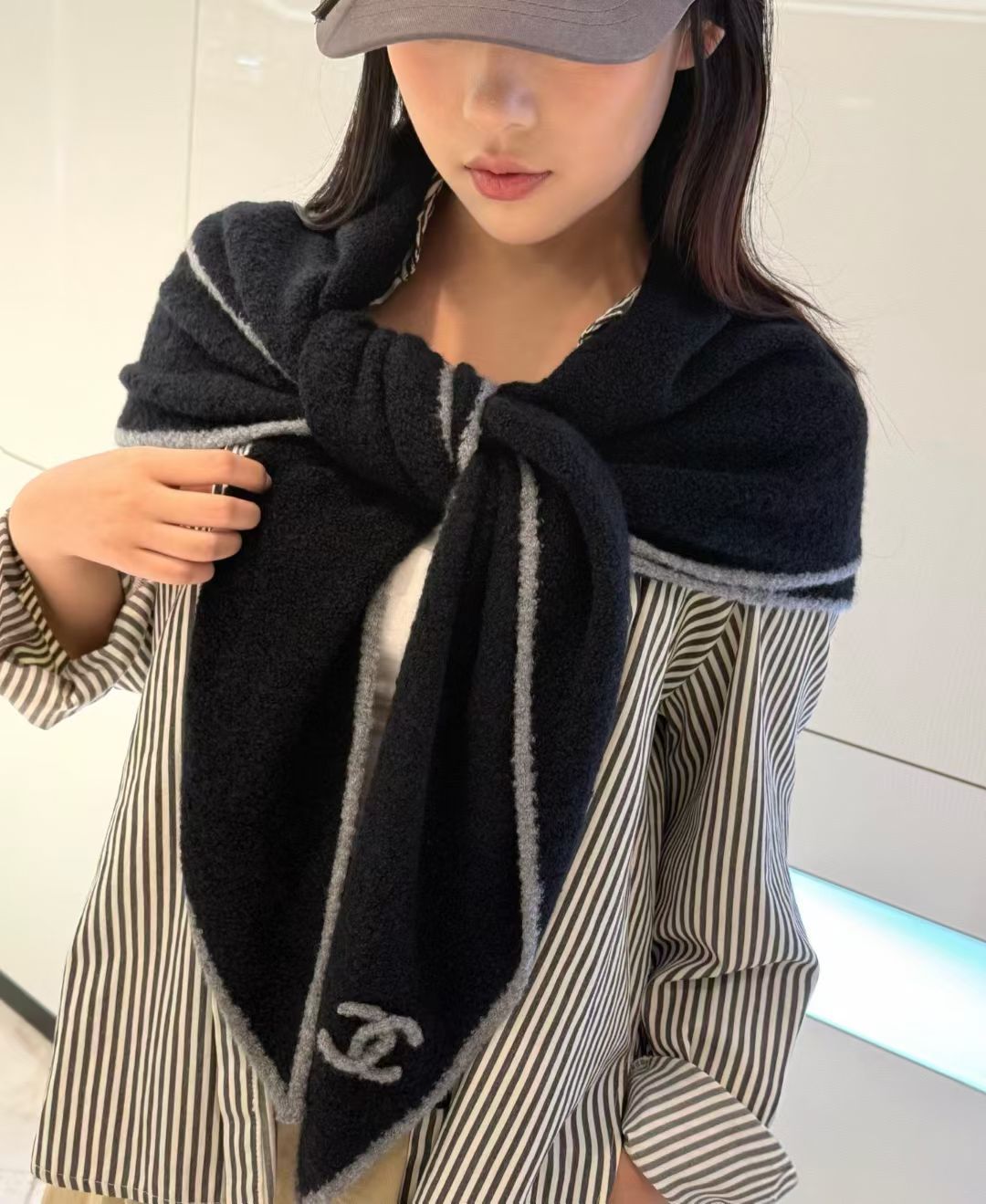 小香风围巾，将法式优雅轻松拿捏。甄选柔软蓬松的马海毛与立体感羊毛圈圈纱交织，赋予其轻盈空气感与温暖实穿性