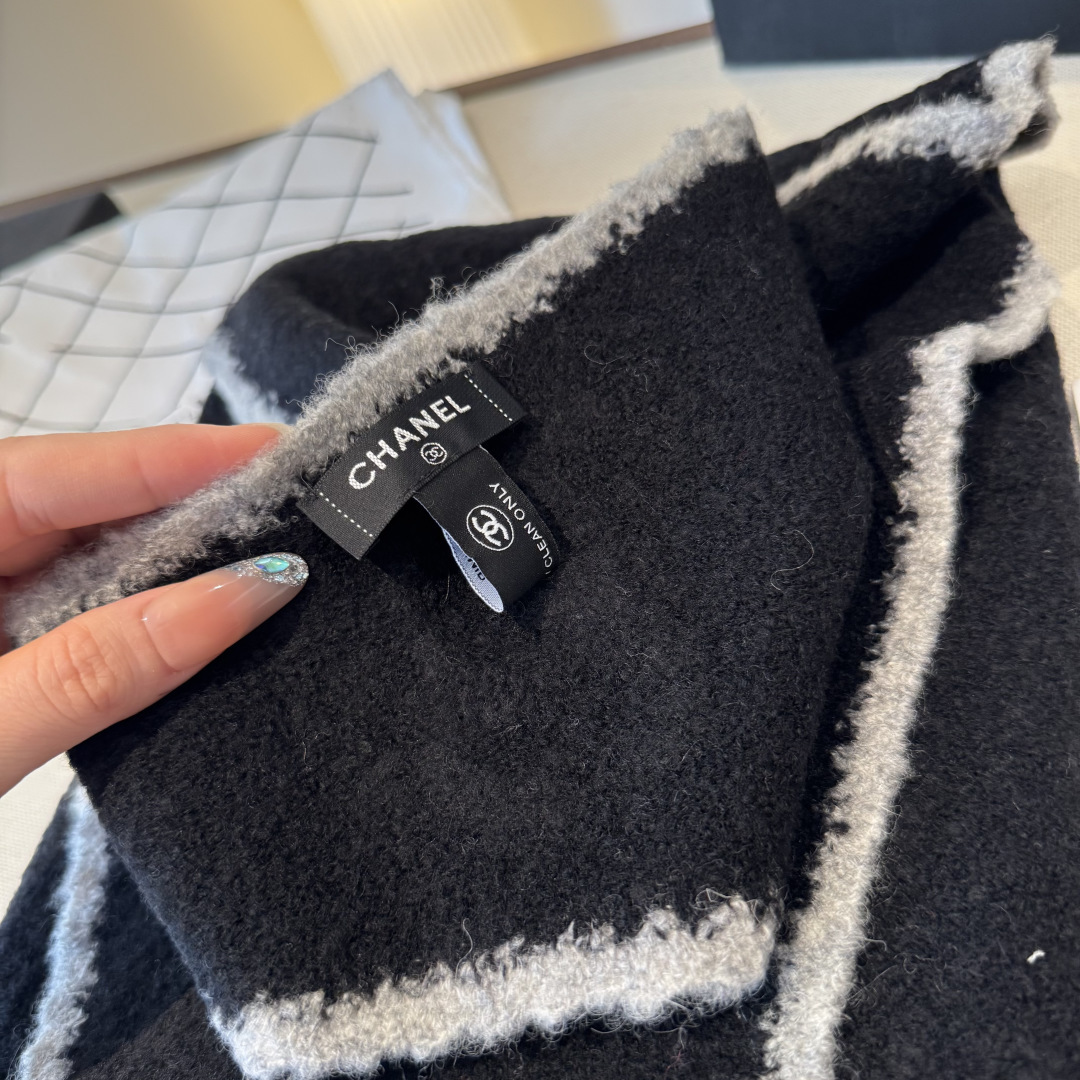 小香风围巾，将法式优雅轻松拿捏。甄选柔软蓬松的马海毛与立体感羊毛圈圈纱交织，赋予其轻盈空气感与温暖实穿性