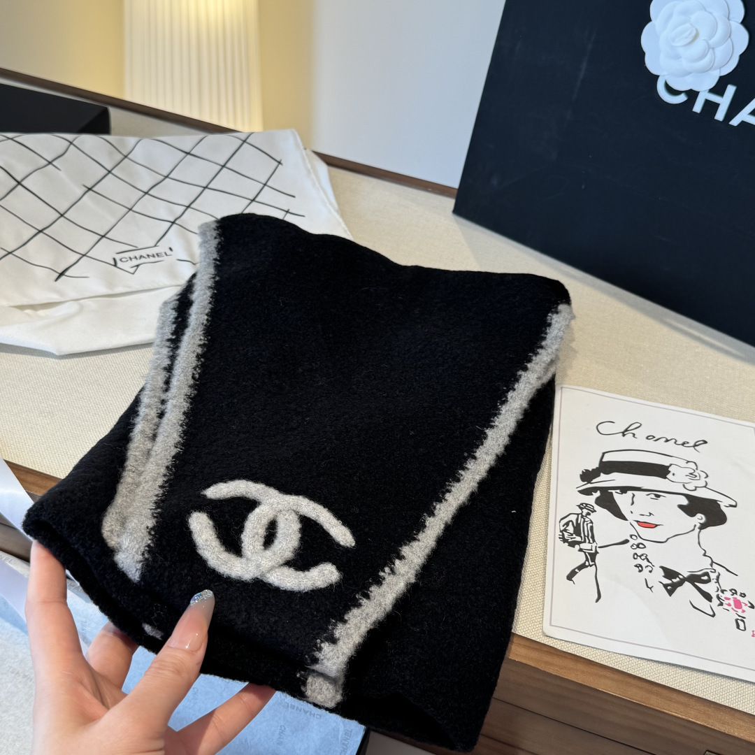 小香风围巾，将法式优雅轻松拿捏。甄选柔软蓬松的马海毛与立体感羊毛圈圈纱交织，赋予其轻盈空气感与温暖实穿性