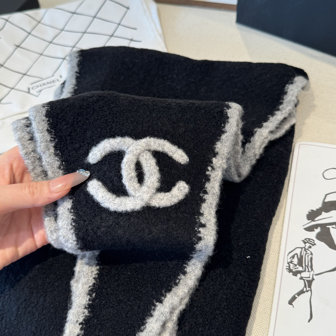 小香风围巾，将法式优雅轻松拿捏。甄选柔软蓬松的马海毛与立体感羊毛圈圈纱交织，赋予其轻盈空气感与温暖实穿性