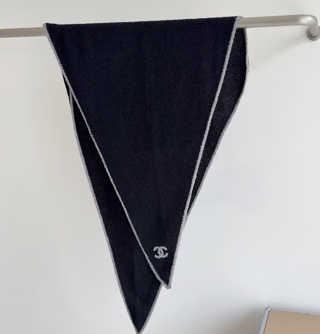 小香风围巾，将法式优雅轻松拿捏。甄选柔软蓬松的马海毛与立体感羊毛圈圈纱交织，赋予其轻盈空气感与温暖实穿性