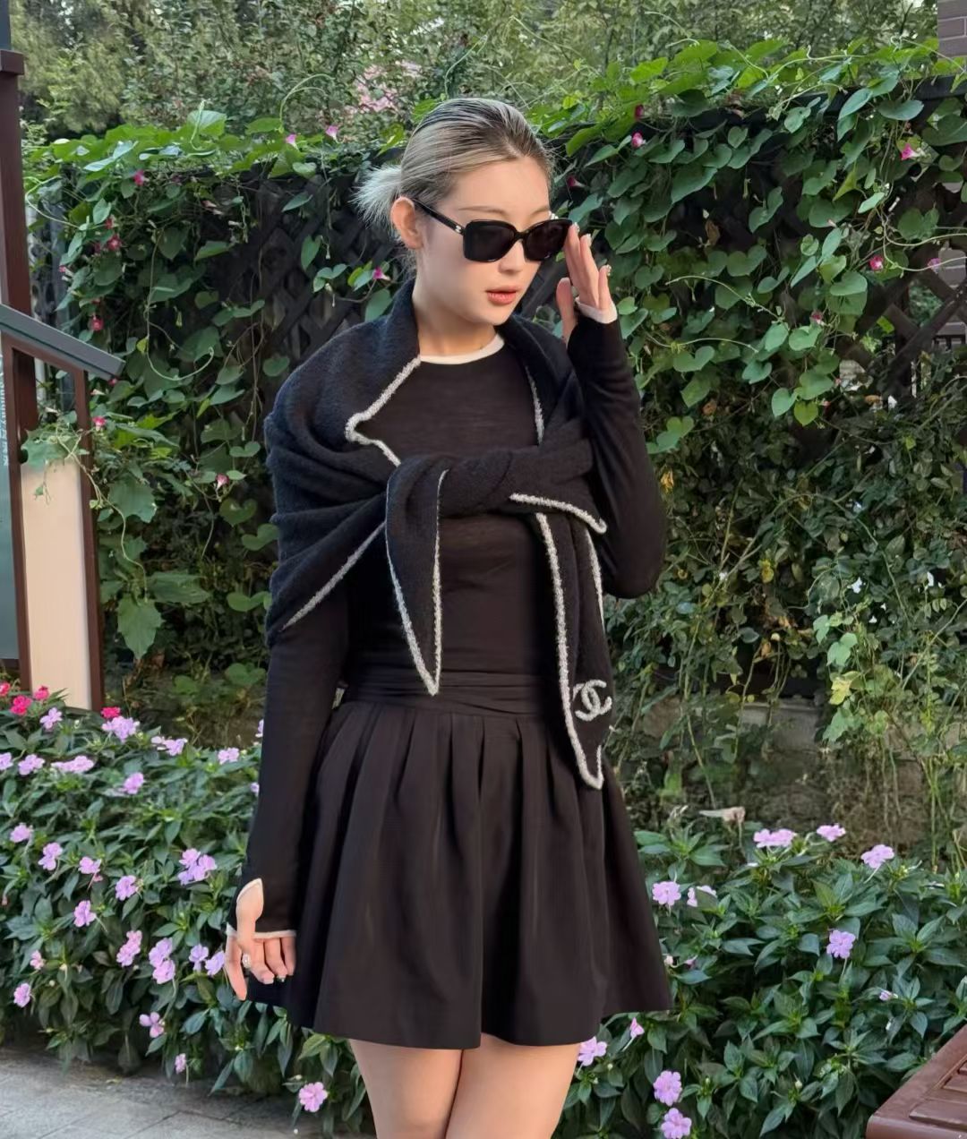 小香风围巾，将法式优雅轻松拿捏。甄选柔软蓬松的马海毛与立体感羊毛圈圈纱交织，赋予其轻盈空气感与温暖实穿性