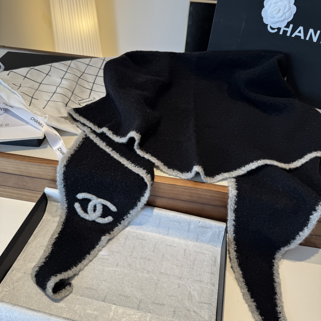 小香风围巾，将法式优雅轻松拿捏。甄选柔软蓬松的马海毛与立体感羊毛圈圈纱交织，赋予其轻盈空气感与温暖实穿性