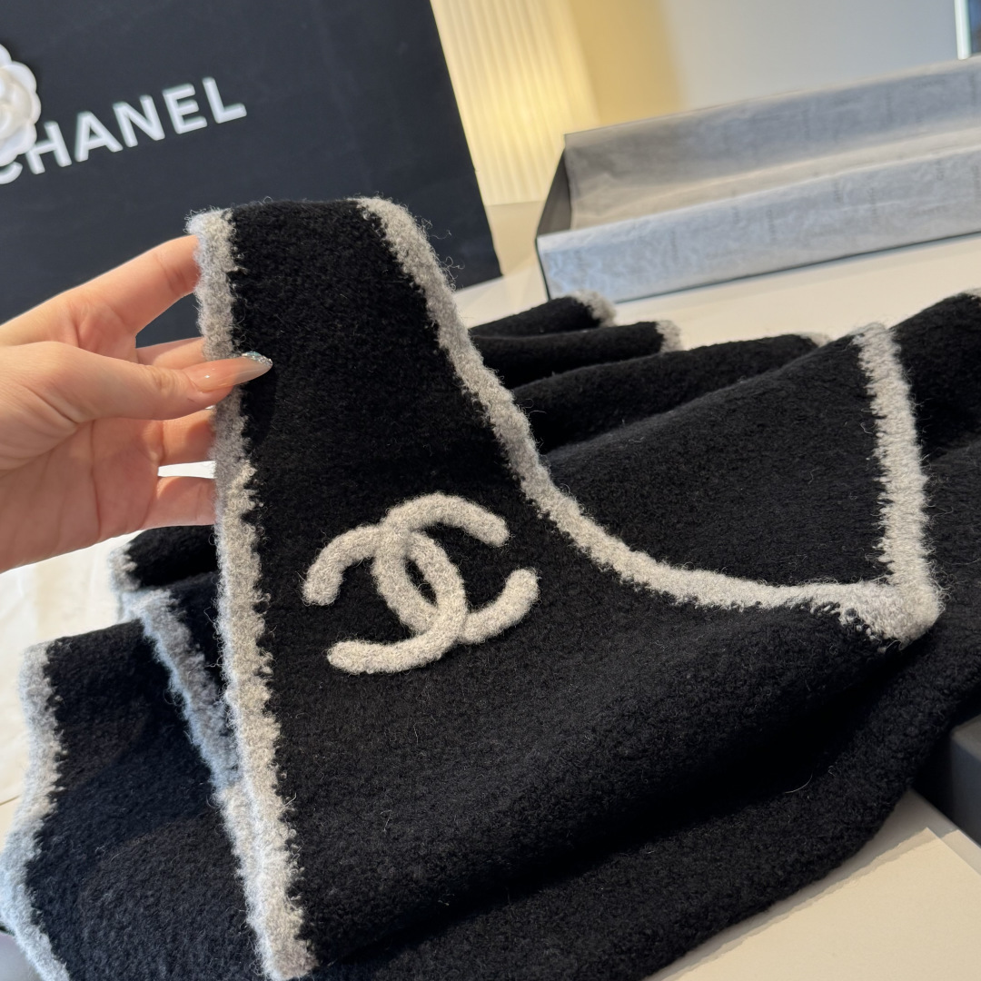 小香风围巾，将法式优雅轻松拿捏。甄选柔软蓬松的马海毛与立体感羊毛圈圈纱交织，赋予其轻盈空气感与温暖实穿性