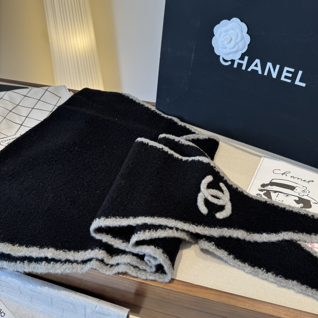 小香风围巾，将法式优雅轻松拿捏。甄选柔软蓬松的马海毛与立体感羊毛圈圈纱交织，赋予其轻盈空气感与温暖实穿性