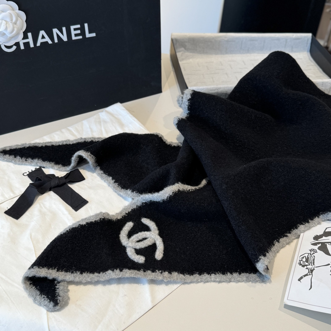 小香风围巾，将法式优雅轻松拿捏。甄选柔软蓬松的马海毛与立体感羊毛圈圈纱交织，赋予其轻盈空气感与温暖实穿性