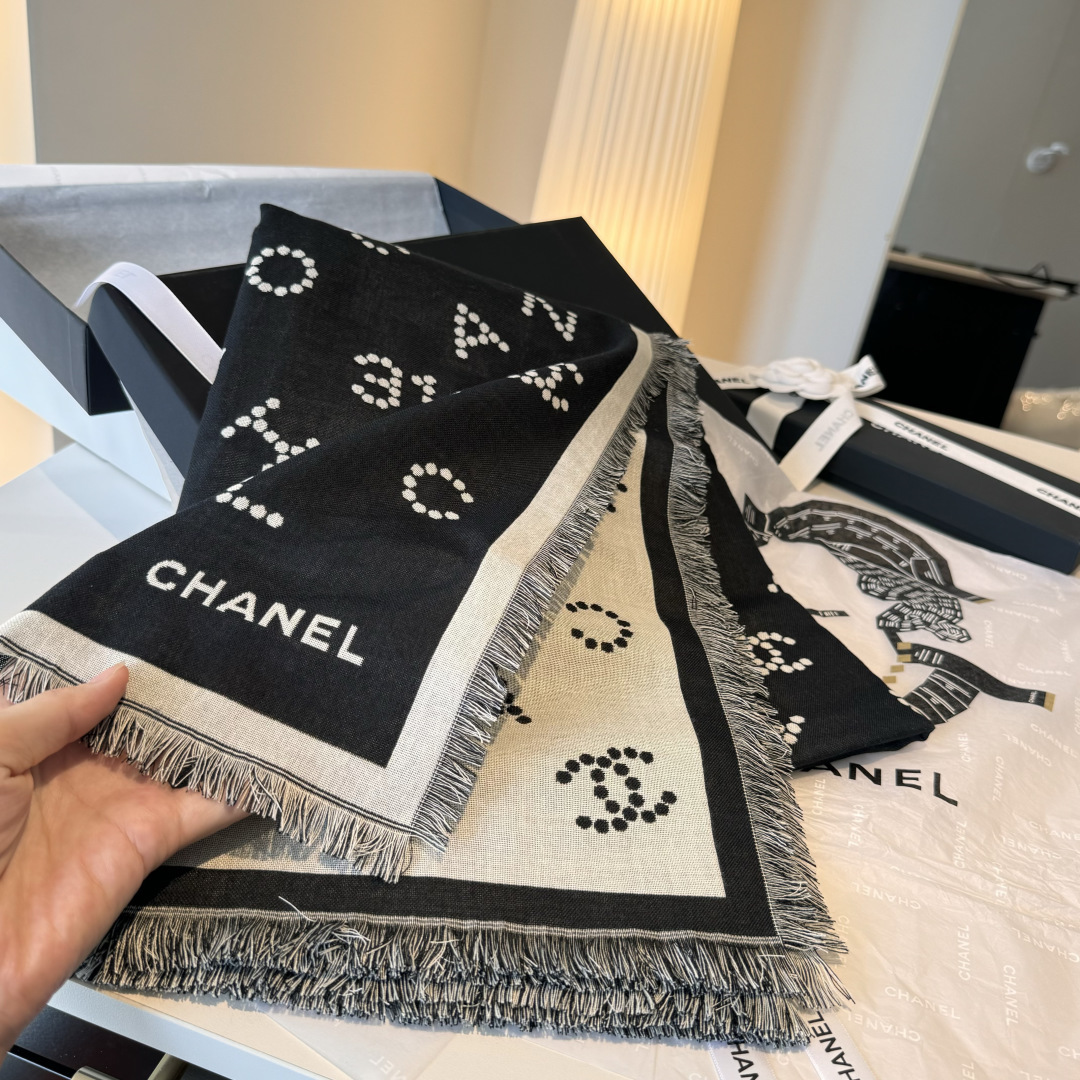 不带雪梨纸【2025新Chanel】 经典茶花优雅Coco风，Chanel最新字母丝绒大方巾~气质到骨子
