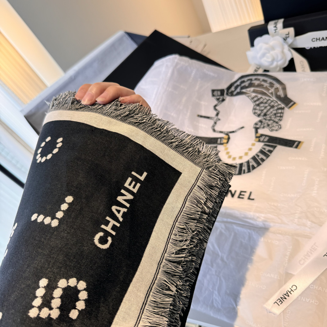 不带雪梨纸【2025新Chanel】 经典茶花优雅Coco风，Chanel最新字母丝绒大方巾~气质到骨子