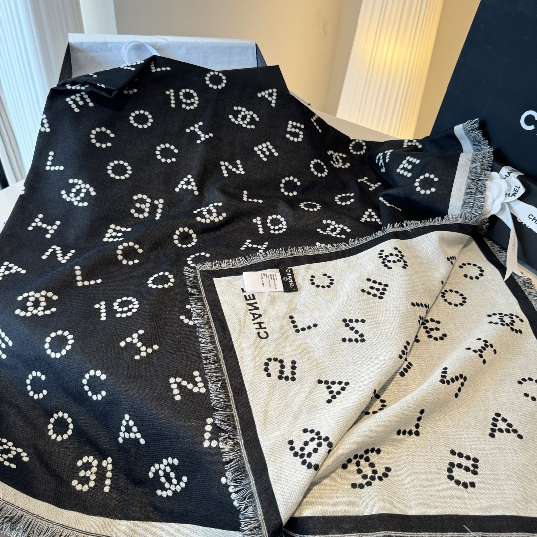 不带雪梨纸【2025新Chanel】 经典茶花优雅Coco风，Chanel最新字母丝绒大方巾~气质到骨子