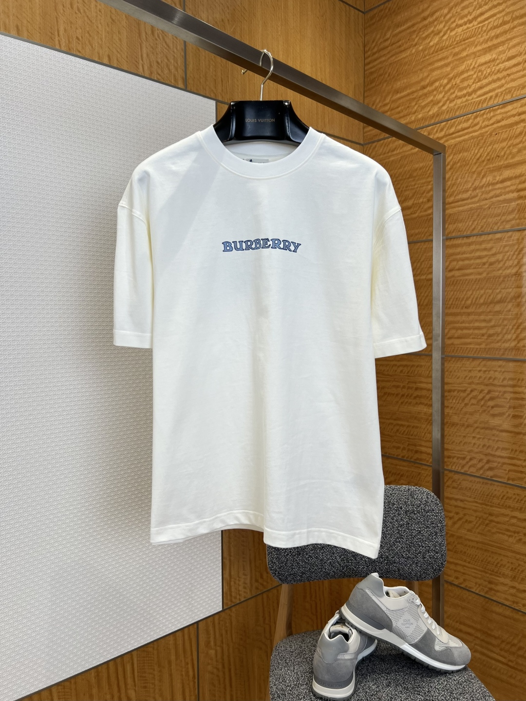 NO:828841,BBRl casual classic letter print short-sleeved T-shirt ————————  It is made of brand-customized high-count heavyweight double-strand pure cotton fabric, which has been processed through multiple pre-shrinking and washing processes. It feels thick and soft, skin-friendly and breathable, and has excellent wrinkle resistance and drape. The upper body is crisp and stylish, and it is not easy to deform and shrink after long-term wear. The fabric has excellent color fastness and is not easy to fade and yellow after repeated washing; round neck  Made of high-density double-strand rib technology, it has moderate elasticity and is not easy to loosen and deform after long-term washing. It fits the neck line and takes into account both comfort and durability. The front of the garment is designed with brand letter printing and high-fastness environmentally friendly offset printing technology. The color is bright and saturated, the edges of the pattern are clear and neat, and it is not easy to crack and fall off.  ————————8824088 Material: cotton, loose fit, color off-white/black, size S/M/L/XL/XXL, Burberry-clothing, T-shirt, tees, t-shirt,19860909BBRl休闲经典字母印花短袖T恤 ———————— 采用品牌定制高支重磅双股纯棉面料,经过多道预缩与水洗工艺处理,触感厚实软糯,亲肤透气,兼具出色的抗皱性与垂坠感,上身挺括有型,久穿不易变形缩水；面料色牢度优异,多次洗涤不易褪色泛黄；圆领采用高密度双股罗纹工艺打造,弹力适中,久洗不易松垮变形,贴合颈部线条,兼顾舒适与耐穿性；衣身正面采用品牌字母印花设计,采用高牢度环保胶印工艺,色彩鲜亮饱和,图案边缘清晰利落,不易开裂脱落. ————————8824088 材质: 棉 版型宽松 颜色米白色/黑色 尺码S/M/L/XL/XXL,博柏利-服装,T-shirt,tees，t-shirt,,Women's clothing