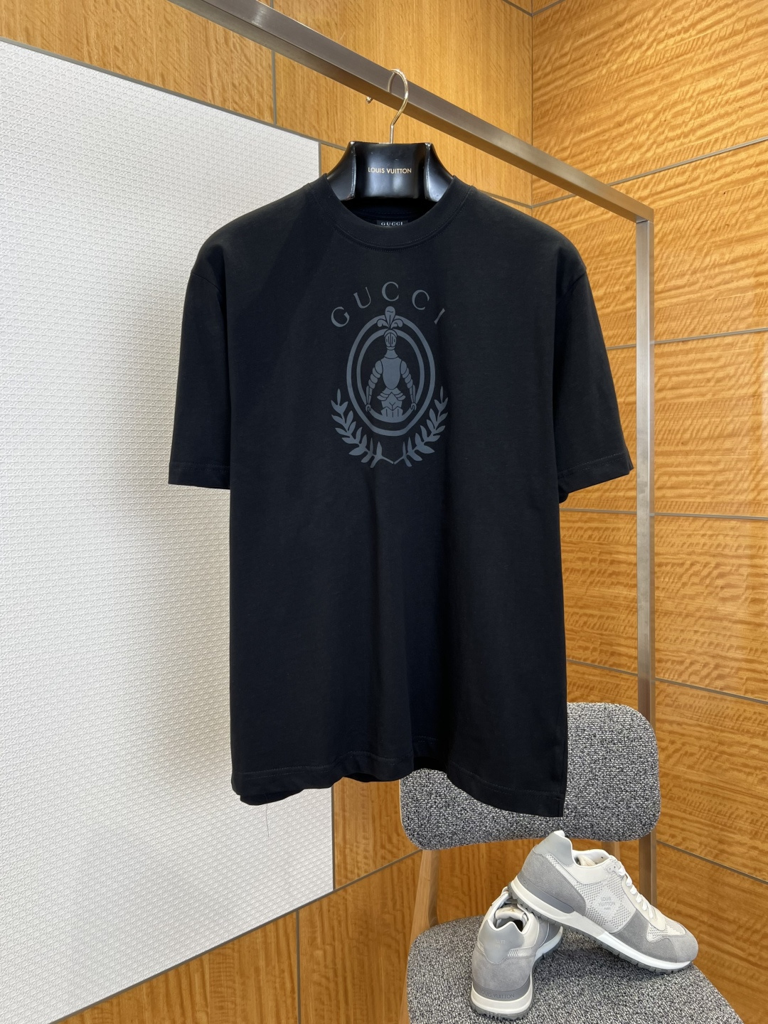 NO:883775,G's classic emblem printed short-sleeved T-shirt  It is made of brand-customized high-count heavyweight double-strand pure cotton fabric, which has been processed through multiple pre-shrinking and washing processes. It feels thick and soft, skin-friendly and breathable, and has excellent wrinkle resistance and drape. The upper body is crisp and stylish, and it is not easy to deform and shrink after long-term wear. The fabric has excellent color fastness and is not easy to fade and yellow after repeated washing. The round neck is made of high-density double-strand rib technology, with moderate elasticity and not easy to loosen after being washed for a long time.  It deforms and fits the neck line, taking into account both comfort and durability; the overall use of loose shoulder style, smooth and simple lines, adapts to a variety of body shapes and wearing scenarios, creating a simple and advanced daily style, is a basic item with both brand recognition and versatility., Gucci - Clothing, gucci, gucci, T-shirt, tees, t-shirt,19860909G家经典徽章印花短袖T恤 采用品牌定制高支重磅双股纯棉面料,经过多道预缩与水洗工艺处理,触感厚实软糯,亲肤透气,兼具出色的抗皱性与垂坠感,上身挺括有型,久穿不易变形缩水；面料色牢度优异,多次洗涤不易褪色泛黄；圆领采用高密度双股罗纹工艺打造,弹力适中,久洗不易松垮变形,贴合颈部线条,兼顾舒适与耐穿性；整体采用宽松落肩版型,线条流畅简约,适配多种身形与穿搭场景,打造简约高级的日常造型,是兼具品牌辨识度与百搭性的基础单品.,古驰-服装,gucci,gucci,T-shirt,tees，t-shirt,,Women's clothing