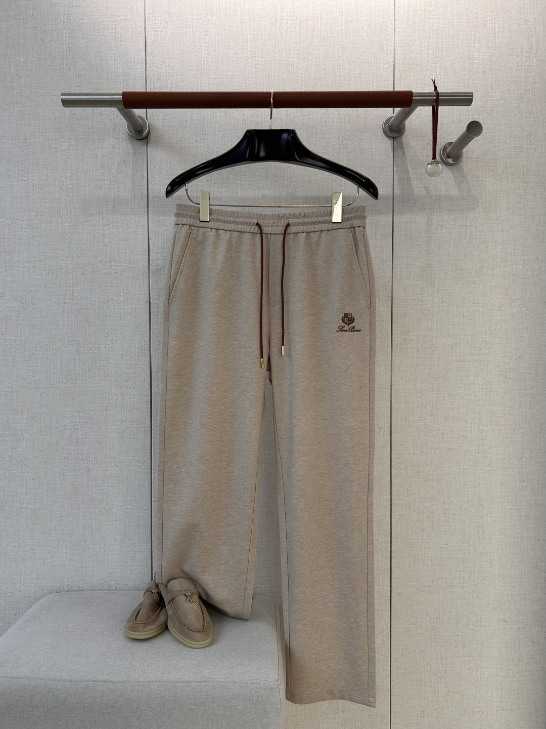 NO:902806,LORO PIANA drawstring sweatpants with embroidered logo #8844088 is made from the brand's exclusive top-grade blended technical fabrics. It feels as delicate and soft as cashmere, with a soft matte texture. It has excellent drape and anti-wrinkle properties. It is not easy to deform and pill after long-term wear. It is breathable and skin-friendly without being stuffy and sticky.  The waistband adopts a widened and high-elastic elastic design, with brown leather-edged drawstrings and metal-textured rope ends. The pull-out is smooth and not stuck, and the neat pleat lines are smooth and not stiff. It not only modifies the waist and abdomen lines, but also retains the room for movement, taking into account the elegant silhouette and daily comfort, fully demonstrating the brand's ingenious tailoring.  The side seams of the trousers adopt three-dimensional hemming technology, the lines are smooth and neat, and the pockets are invisible, making them neat, stylish and practical. The trousers are embellished with exquisite brand embroidery logos, which low-key highlights the brand texture and adds layering and recognition to the simple trousers.  The trouser legs are made of flat seam technology, and the alignment is smooth and neat, neat and non-sloppy. The straight and slightly wide trousers have a leg-modifying effect and are suitable for various shoe types. Whether paired with leather shoes for a light business style or sports shoes for a relaxed and casual feel, they can be easily adapted to a variety of dressing scenes. Color Milky White/Oatmeal/Dark Brown/Navy Blue Size M/L/XL/2XL/3XL/4xL,, loro  piana,sneakers,19860909LORO PIANA诺悠翩雅刺绣徽标抽绳卫裤  #8844088 甄选品牌专属顶级混纺科技面料,触感细腻如羊绒般柔糯,自带柔光雾面质感,兼具出色垂坠感与抗皱性,久穿不易变形起球,透气亲肤不闷黏. 腰头采用加宽高弹松紧设计,搭配棕色皮质包边抽绳与金属质感绳头,抽拉顺滑不卡顿,利落收褶线条流畅不生硬,既修饰腰腹线条,又保留穿着活动余量,兼顾优雅版型与日常自在感,尽显品牌匠心剪裁. 裤身侧缝采用立体包边工艺,走线平整工整,口袋做了隐形处理,利落有型兼具实用性,裤身点缀精致品牌刺绣标识,低调彰显品牌质感,为简约裤身增添层次与辨识度. 裤脚采用平口锁边工艺,走线平整工整,利落不拖沓,直筒微阔的裤型自带修饰腿型效果,适配各类鞋型,无论是搭配皮鞋打造轻商务风,还是搭配运动鞋演绎松弛休闲感,都能轻松适配多元穿搭场景. 颜色 奶白色/燕麦色/深棕色/藏蓝色 尺码 M/L/XL/2XL/3XL/4xL,,loro piana,sneakers,,Men's clothing