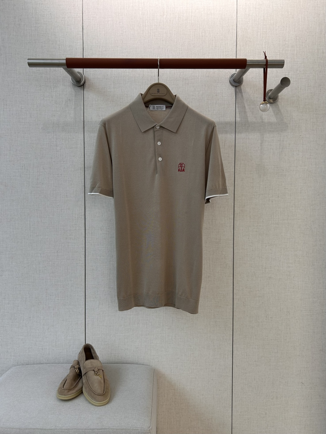 NO:902809,BRUNELLOCUCINELLI Brunello Embroidered Polo Shirt #8848088 The fabric texture is superb. It is made of top-grade pique cotton blended fabric. It feels as delicate as a cloud and soft and soft against the skin. It has excellent air permeability and anti-deformation. It has a soft and high-grade texture and is not easy to pill after long-term wear. It can easily create a wearing experience that combines comfort and style.  The collar uses hand-wrapped hemming technology, and the lines are neat and smooth without being frizzy. It not only modifies the neck line, but also retains room for movement, taking into account the neat silhouette and daily comfort, showing the brand's ingenious tailoring. The exquisite embroidered logo design on the chest, with iconic red details, low-key highlights the brand's texture, adding layer and recognition to the simple body, and the details show a low-key luxury style.  The placket adopts flat locking technology, the wiring is smooth and neat, neat and not draggy, suitable for all kinds of bottoms, whether it is paired with trousers to create a business style, or paired with casual pants to create a relaxed feel, it can easily adapt to a variety of dressing scenes. Color black/navy blue/terracotta/light gray/camel/light blue gray/off-white Size 48/50/52/54/56, brunello cucinelli,19860909BRUNELLOCUCINELLI布鲁内洛刺绣Polo衫  #8848088 面料质感超棒,甄选顶级珠地棉混纺面料,触感细腻如云般亲肤软糯,兼具优越透气度与抗变形性,自带柔光高级质感,久穿不易起球,轻松打造舒适与格调兼具的穿着体验. 领边采用手工包边工艺,利落走线流畅不毛躁,既修饰颈部线条,又保留穿着活动余量,兼顾利落版型与日常自在感,尽显品牌匠心剪裁. 胸前精致刺绣标识设计,搭配标志性红色细节点缀,低调彰显品牌质感,为简约衣身增添层次与辨识度,细节处尽显低调奢华格调. 门襟采用平口锁边工艺,走线平整工整,利落不拖沓,适配各类下装,无论是搭配西裤打造商务风,还是搭配休闲裤演绎松弛感,都能轻松适配多元穿搭场景. 颜色 黑色/藏青色/陶土色/浅灰色/驼色/浅蓝灰色/米白色 尺码 48/50/52/54/56,,brunello cucinelli,,Men's clothing