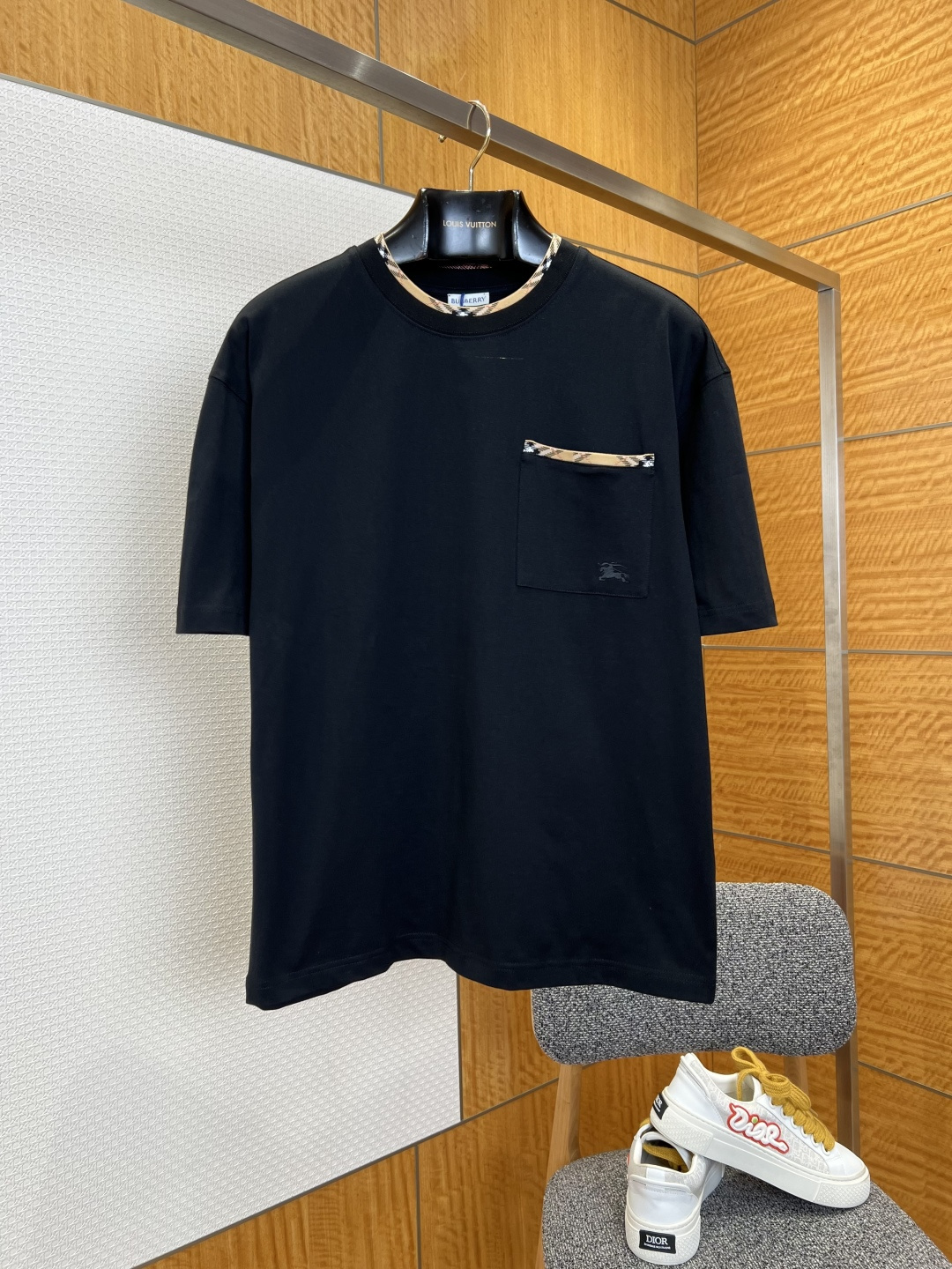 NO:829601,BBR classic plaid patchwork pocket round neck short-sleeved T-shirt ——————  It is made of exclusive high-count double-strand long-staple combed cotton fabric, which has undergone multiple pre-shrinking, washing and mercerization processes. The texture is fine and smooth against the skin. It feels as soft and light as clouds. It has excellent breathability and perspiration, anti-wrinkle drape and anti-pilling properties, and will not be easily deformed after long-term wear.  It is loose and resistant to fading and yellowing after long-term washing, ensuring the high-end texture and long-term wearability of the T-shirt; the chest pocket is three-dimensionally cut in the same color, and the bag is also decorated with the brand's signature plaid edging, which perfectly echoes the neckline design, and a war horse of the same color is hidden under the pocket  The embroidered logo is hand-sewn with high-density embroidery thread. The stitches are fine, flat and neatly routed. The embroidery is full and three-dimensional but not soft. The craftsmanship is delicate and low-key, breaking the monotony of the solid color body and adding just the right sense of detailed design and high-level recognition to the simple body; version  It adopts a loose dropped shoulder cut, with smooth lines and no drag, and is extremely tolerant to the body shape. It can not only modify the body line, but also create a relaxed and casual wearing atmosphere. The cuffs and hem adopt double-stitched flat seam technology, which is solid and durable in workmanship, and the brand's ingenuity is fully displayed in the details.  ————————8824088 Material: Cotton Loose fit Color black/off-white Size S/M/L/XL/2XL, Burberry-clothing, T-shirt, tees, t-shirt,19860909BBR经典格纹拼接口袋圆领短袖T恤 ——————— 采用专属高支双股长绒精梳棉面料,经过多道预缩、水洗与丝光工艺处理,质地细腻亲肤顺滑,触感如云朵般软糯轻盈,兼具出色的透气排汗性、抗皱垂坠感与抗起球属性,久穿不易变形松弛,久洗不易掉色泛黄,保证了T恤的高级质感与长久实穿性；胸前口袋采用同色系立体剪裁,袋口同样点缀品牌标志性格纹包边,与领口设计形成完美呼应,口袋下方暗藏同色系战马刺绣标识,采用高密绣线手工缝制,针脚细密平整走线工整,刺绣饱满立体不软塌,工艺细腻低调,打破纯色衣身的单调感,为简约衣身增添了恰到好处的细节设计感与高级辨识度；版型采用宽松落肩剪裁,线条流畅不拖沓,对身材包容度极高,既能修饰身形线条,又能打造松弛随性的穿搭氛围,袖口与下摆采用双车线平口锁边工艺,做工扎实耐穿,细节处尽显品牌匠心. ————————8824088 材质: 棉 版型宽松 颜色黑色/米白色 尺码S/M/L/XL/2XL,博柏利-服装,T-shirt,tees，t-shirt,,Women's clothing