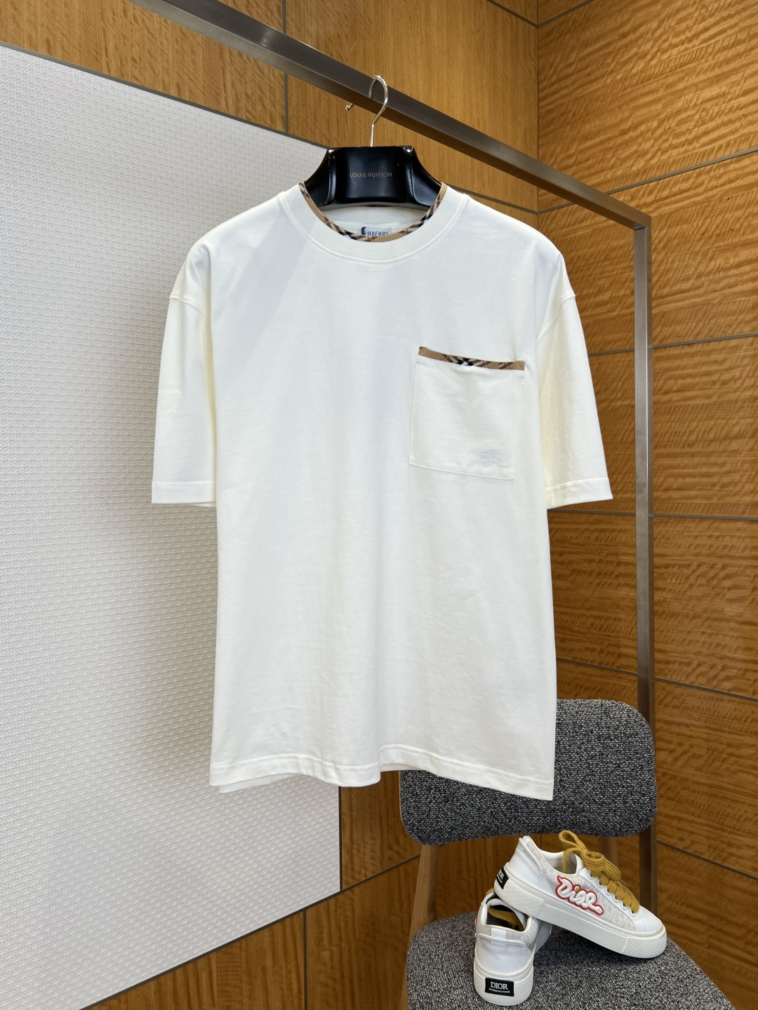NO:829612,BBR classic plaid patchwork pocket round neck short-sleeved T-shirt ——————  It is made of exclusive high-count double-strand long-staple combed cotton fabric, which has undergone multiple pre-shrinking, washing and mercerization processes. The texture is fine and smooth against the skin. It feels as soft and light as clouds. It has excellent breathability and perspiration, anti-wrinkle drape and anti-pilling properties, and will not be easily deformed after long-term wear.  It is loose and resistant to fading and yellowing after long-term washing, ensuring the high-end texture and long-term wearability of the T-shirt; the chest pocket is three-dimensionally cut in the same color, and the bag is also decorated with the brand's signature plaid edging, which perfectly echoes the neckline design, and a war horse of the same color is hidden under the pocket  The embroidered logo is hand-sewn with high-density embroidery thread. The stitches are fine, flat and neatly routed. The embroidery is full and three-dimensional but not soft. The craftsmanship is delicate and low-key, breaking the monotony of the solid color body and adding just the right sense of detailed design and high-level recognition to the simple body; version  It adopts a loose dropped shoulder cut, with smooth lines and no drag, and is extremely tolerant to the body shape. It can not only modify the body line, but also create a relaxed and casual wearing atmosphere. The cuffs and hem adopt double-stitched flat seam technology, which is solid and durable in workmanship, and the brand's ingenuity is fully displayed in the details.  ————————8824088 Material: Cotton Loose shoulder design Color black/off-white Size S/M/L/XL/2XL, Burberry-clothing, T-shirt, tees, t-shirt,19860909BBR经典格纹拼接口袋圆领短袖T恤 ——————— 采用专属高支双股长绒精梳棉面料,经过多道预缩、水洗与丝光工艺处理,质地细腻亲肤顺滑,触感如云朵般软糯轻盈,兼具出色的透气排汗性、抗皱垂坠感与抗起球属性,久穿不易变形松弛,久洗不易掉色泛黄,保证了T恤的高级质感与长久实穿性；胸前口袋采用同色系立体剪裁,袋口同样点缀品牌标志性格纹包边,与领口设计形成完美呼应,口袋下方暗藏同色系战马刺绣标识,采用高密绣线手工缝制,针脚细密平整走线工整,刺绣饱满立体不软塌,工艺细腻低调,打破纯色衣身的单调感,为简约衣身增添了恰到好处的细节设计感与高级辨识度；版型采用宽松落肩剪裁,线条流畅不拖沓,对身材包容度极高,既能修饰身形线条,又能打造松弛随性的穿搭氛围,袖口与下摆采用双车线平口锁边工艺,做工扎实耐穿,细节处尽显品牌匠心. ————————8824088 材质: 棉 版型宽松落肩 颜色黑色/米白色 尺码S/M/L/XL/2XL,博柏利-服装,T-shirt,tees，t-shirt,,Women's clothing