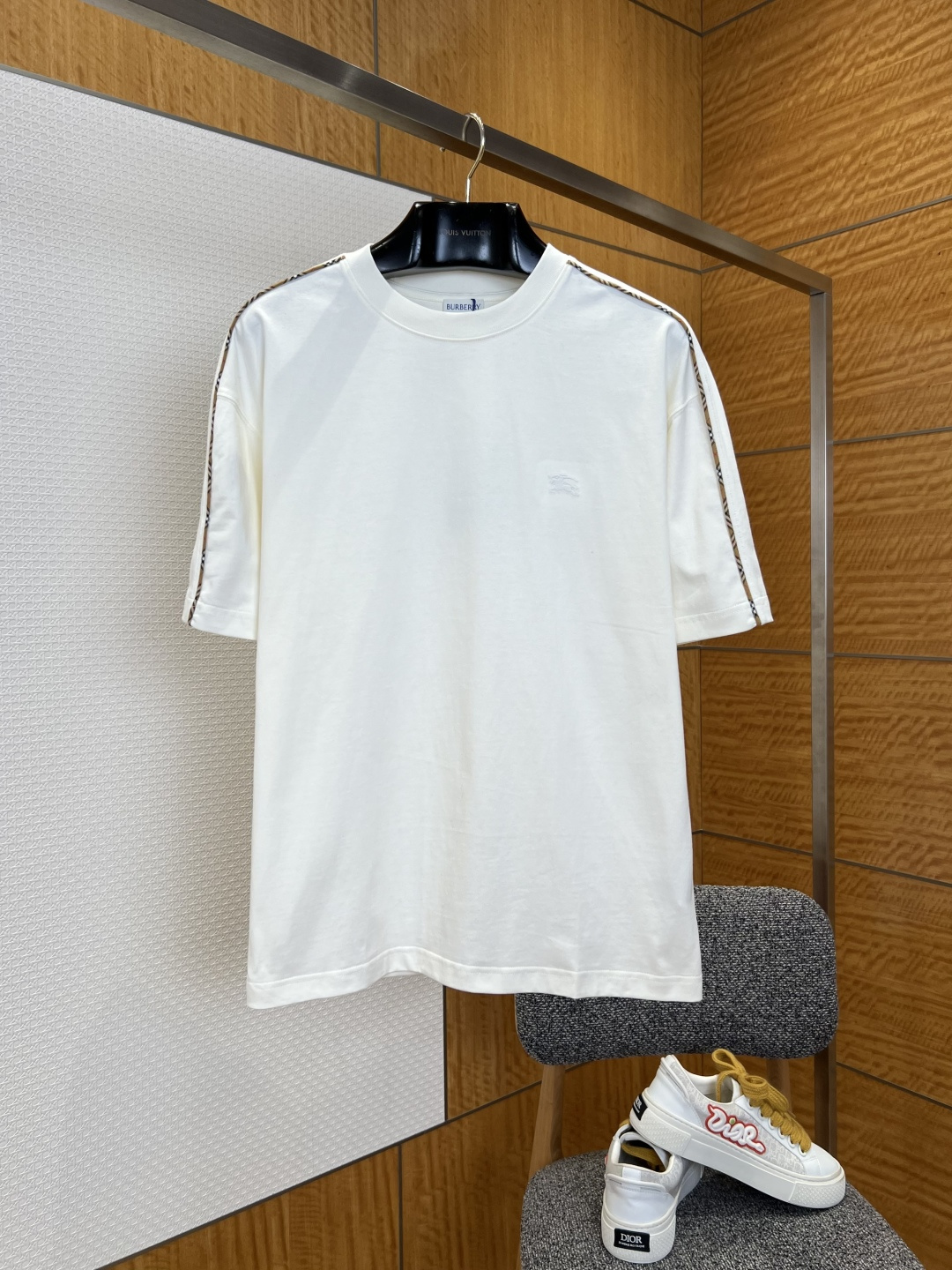 NO:829624,BBR classic plaid shoulder strap embroidered round neck short-sleeved T-shirt ——————  It is made of exclusive high-count double-ply long-staple combed cotton fabric, which has undergone multiple pre-shrinking, washing and mercerization processes. The texture is fine and smooth against the skin. It feels as soft and light as clouds. It has excellent breathability and perspiration, anti-wrinkle drape and anti-pilling properties. It will not easily deform and loosen after long-term wear.  It is not easy to fade and turn yellow after being washed for a long time, ensuring the high-end texture and long-term wearability of the T-shirt; the shoulders are embedded with the brand's classic plaid ribbon decoration, the ribbon lines are smooth and neat, and the color cleverly echoes the body, adding smooth lines and layered details to the simple body.  knot; the same color war horse embroidery logo is hidden on the left chest, hand-sewn with high-density embroidery thread, the stitches are fine, flat and neat, the embroidery is full and three-dimensional but not soft, the craftsmanship is delicate and low-key, breaking the monotony of the solid color body, and highlighting the brand identity in unobtrusive details; version  The shape is cut with loose shoulders, the lines are smooth and not draggy, and it is very tolerant to the body shape. It can not only modify the body line, but also create a relaxed and casual wearing atmosphere. The cuffs and hem are made of double-stitched flat seam technology, which is solid and durable in workmanship, and the brand's ingenuity is fully displayed in the details.  ————————8824088 Material: Cotton Loose fit Color black/brown/off-white Size S/M/L/XL/2XL, Burberry-clothing, T-shirt, tees, t-shirt,19860909BBR经典格纹肩带刺绣圆领短袖T恤 ——————— 采用专属高支双股长绒精梳棉面料,经过多道预缩、水洗与丝光工艺处理,质地细腻亲肤顺滑,触感如云朵般软糯轻盈,兼具出色的透气排汗性、抗皱垂坠感与抗起球属性,久穿不易变形松弛,久洗不易掉色泛黄,保证了T恤的高级质感与长久实穿性；双肩处嵌入品牌经典格纹织带装饰,织带走线平整工整,色彩与衣身形成巧妙呼应,为简约衣身增添了流畅的线条感与层次细节；左胸处暗藏同色系战马刺绣标识,采用高密绣线手工缝制,针脚细密平整走线工整,刺绣饱满立体不软塌,工艺细腻低调,打破纯色衣身的单调感,在不张扬的细节中彰显品牌身份；版型采用宽松落肩剪裁,线条流畅不拖沓,对身材包容度极高,既能修饰身形线条,又能打造松弛随性的穿搭氛围,袖口与下摆采用双车线平口锁边工艺,做工扎实耐穿,细节处尽显品牌匠心. ————————8824088 材质: 棉 版型宽松 颜色黑色/棕色/米白色 尺码S/M/L/XL/2XL,博柏利-服装,T-shirt,tees，t-shirt,,Women's clothing