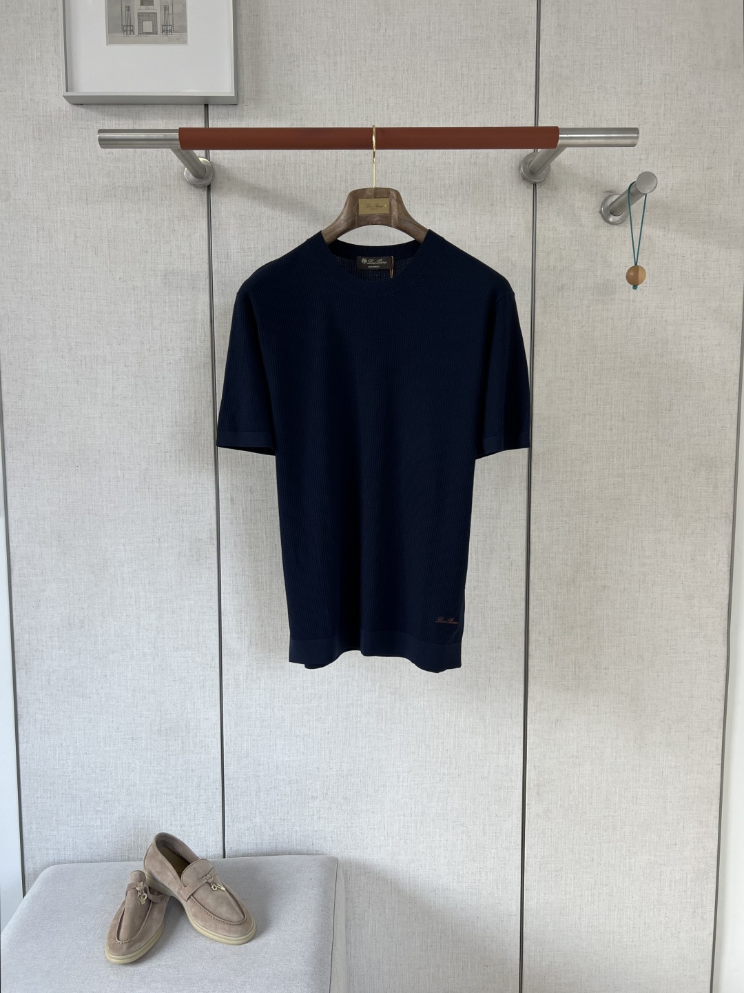 NO:902833,LORO PIANA Waffle Knitted Short Sleeve #8842088 The fabric texture is great. The brand's customized waffle knitted fabric is selected. It is dry and breathable to the touch. It has excellent drape and wrinkle resistance. It has a soft matte high-grade texture and is not easy to deform and pill after long-term wear. It can easily create a daily wearing experience that combines comfort and style.  The body adopts three-dimensional waffle texture technology, with fine and full concave and convex textures, and a breathable microporous structure, taking into account breathability and stiffness. It not only enhances the layering of the body, but also retains the simple and elegant brand tone, showing a low-key texture aesthetic.  The neckline adopts high-elastic ribbing technology, which is not easy to deform and loosen, and fits the neck line without getting stuck. The neat round neck cut is suitable for all kinds of bottoms. Whether it is paired with casual pants to create a commuting style, or paired with jeans for a relaxed look, it can easily adapt to a variety of scenes.  The overall design is simple and solid color. There is an embroidered logo in the lower right corner of the clothes. The neat tailoring lines are clean and smooth. It can be worn alone or as an inner layer. It can easily adapt to different seasons and styles. It is a basic item that can be matched with anything in the wardrobe. Color: black/navy blue/off-white. Size: M/L/XL/2XL3xl,, loro piana, T-shirt,19860909LORO PIANA诺悠翩雅华夫格针织短袖 #8842088 面料质感超棒,甄选品牌定制华夫格针织面料,触感干爽透气,兼具出色垂坠感与抗皱性,自带柔和哑光高级质感,久穿不易变形起球,轻松打造舒适与格调兼具的日常穿着体验. 衣身采用立体华夫格肌理工艺,凹凸纹理细腻饱满,自带透气微孔结构,兼顾透气性与挺括度,既提升衣身层次感,又保留简约大气的品牌调性,尽显低调质感美学. 领口采用高弹罗纹包边工艺,不易变形松垮,贴合颈部线条不卡肤,利落的圆领剪裁适配各类下装,无论是搭配休闲裤打造通勤风,还是搭配牛仔演绎松弛感穿搭,都能轻松适配多元场景. 整体为简约纯色设计,衣服右下角有刺绣标识装饰,利落的剪裁线条干净流畅,可单穿也可作为内搭,轻松适配不同季节与穿搭风格,是衣柜里百搭不出错的基础款单品. 颜色 黑色/藏青色/米白色 尺码 M/L/XL/2XL3xl,,loro piana,T-shirt,,Men's clothing