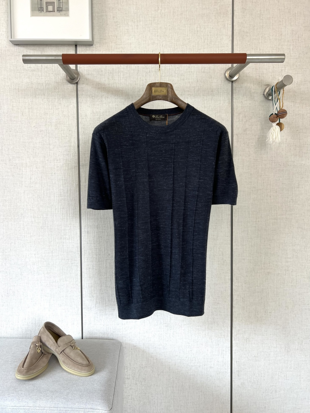 NO:902840,LORO PIANA linen-feeling knitted T-shirt #8842088 has a great fabric texture. It is made of natural linen blended knitted fabric, which is dry and breathable to the touch, skin-friendly and not sweaty. It has the unique mottled texture and soft matte texture of linen. It has good drape and anti-wrinkle properties and will not easily deform after long-term wear. It can easily create a wearing experience that combines comfort and style.  The neckline is made of hand-ribbed round neck technology, with flat edges and a snug fit that prevents looseness and deformation after long-term wear. The neat lines modify the neck line and are not picky about the face shape. It combines comfortable wearing and neat silhouette, showing the brand's ingenious tailoring. The body is made of fine knitted texture, with low-key and exquisite dark grain texture, showing natural layer changes under different lights. The details are embellished with brand woven logos, low-key highlighting the brand texture, adding recognition and high-end sense to the simple body.  The cuffs and hem adopt flat seam technology, and the wiring is neat and delicate, neat and not cluttered. Whether it is to create a relaxed daily style or to interpret a casual business sense, it can be easily adapted. Color: hemp black/navy blue/dark brown/burgundy/light blue/light khaki Size M/L/XL/2XL/3xl,, loro piana, tees, t-shirt,19860909LORO PIANA诺悠翩雅麻感针织T恤  #8842088 面料质感超棒,甄选天然亚麻混纺针织面料,触感干爽透气、亲肤不闷汗,自带亚麻特有的斑驳肌理与柔光雾面质感,兼具良好垂坠度与抗皱性,久穿不易变形,轻松打造舒适与格调兼具的穿着体验. 领口采用手工罗纹圆领工艺,边缘平整服帖,久穿不易松垮变形,利落线条修饰颈部线条,不挑脸型,兼顾舒适穿着感与利落版型,尽显品牌匠心剪裁. 衣身采用细腻针织肌理织法,暗纹纹理低调精致,在不同光线下呈现自然层次变化,细节处点缀品牌织标,低调彰显品牌质感,为简约衣身增添辨识度与高级感. 袖口与下摆采用平口锁边工艺,走线工整细腻,利落不拖沓,无论是打造松弛日常风,还是演绎轻熟商务感,都能轻松适配.  颜色 麻黑/藏蓝/深棕/酒红/浅蓝/浅卡其  尺码 M/L/XL/2XL/3xl,,loro piana,tees，t-shirt,,Men's clothing