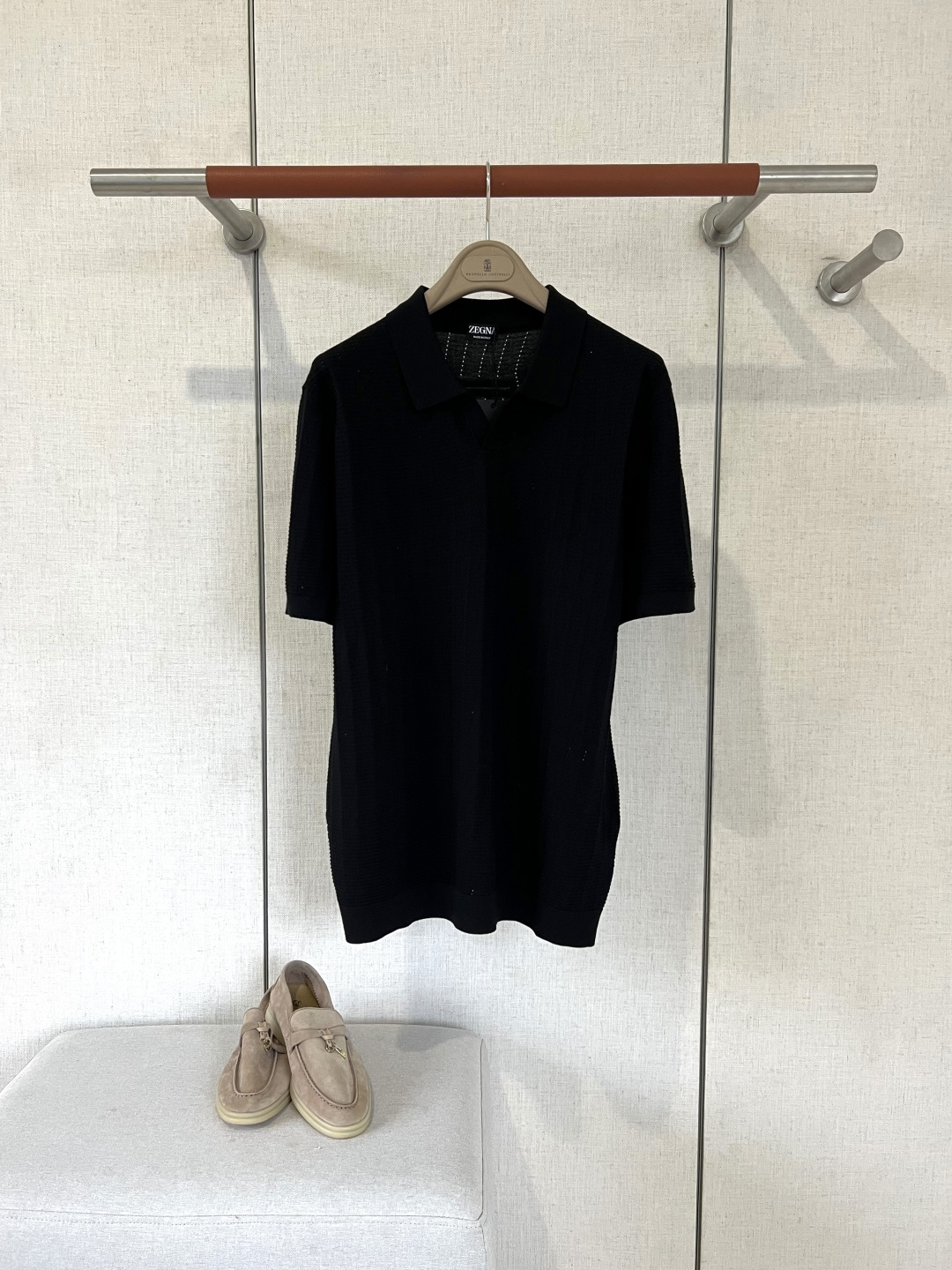 NO:902904,ZEGNA Textured V-neck knitted casual short-sleeved polo shirt #8844088 The fabric texture is superb. It is selected from high-count worsted cotton blended knitted fabric and processed through pre-shrunk washing process. It has a delicate and breathable touch, excellent drape and wrinkle resistance. It has a soft and high-grade texture, and is not easy to deform after long-term wear. It can easily create a wearing experience that combines comfort and style.  The body adopts three-dimensional texture weaving, which breaks the monotony of traditional polo shirts. It not only improves the texture, but also has a slimming effect, fully demonstrating the brand's craftsmanship. The classic lapel is paired with a buttonless V-shaped placket design, and the neckline adopts double-layer overlocking technology. The edges are crisp and stylish and not easy to collapse. It low-key highlights the brand texture and adds exquisite details to the simple body.  The cuffs and hem are hemmed with double-stranded threads. The routing is smooth and neat, neat and not sloppy. The overall shape is neat and fit, not tight or loose. It is suitable for all kinds of bottoms. Whether it is paired with trousers for a business style or casual pants for an everyday look, it can be easily adapted to a variety of dressing scenes. Color Black/Navy Blue/Dark Brown/Beige Size M/L/XL/2XL/3xl,,zegna,T-shirt,19860909ZEGNA杰尼亚 肌理V领针织休闲短袖polo衫 #8844088 面料质感超棒,甄选高支精纺棉混纺针织面料,经过预缩水洗工艺处理,触感细腻透气,兼具出色垂坠感与抗皱性,自带柔光高级质感,久穿不易变形,轻松打造舒适与格调兼具的穿着体验. 衣身采用立体肌理织法,打破传统polo衫的单调感,既提升了质感,又自带显瘦效果,尽显品牌匠心工艺. 经典翻领搭配无扣V型门襟设计,领口采用双层锁边工艺,边缘挺括有型不易软塌,低调彰显品牌质感,为简约衣身增添精致细节. 袖口与下摆采用双股线包边处理,走线平整工整,利落不拖沓,整体版型利落合身,不紧绷不松垮,适配各类下装,无论是搭配西裤打造商务风,还是搭配休闲裤演绎日常感,都能轻松适配多元穿搭场景. 颜色 黑色/藏青/深棕/米白 尺码 M/L/XL/2XL/3xl,,zegna,T-shirt,,Men's clothing