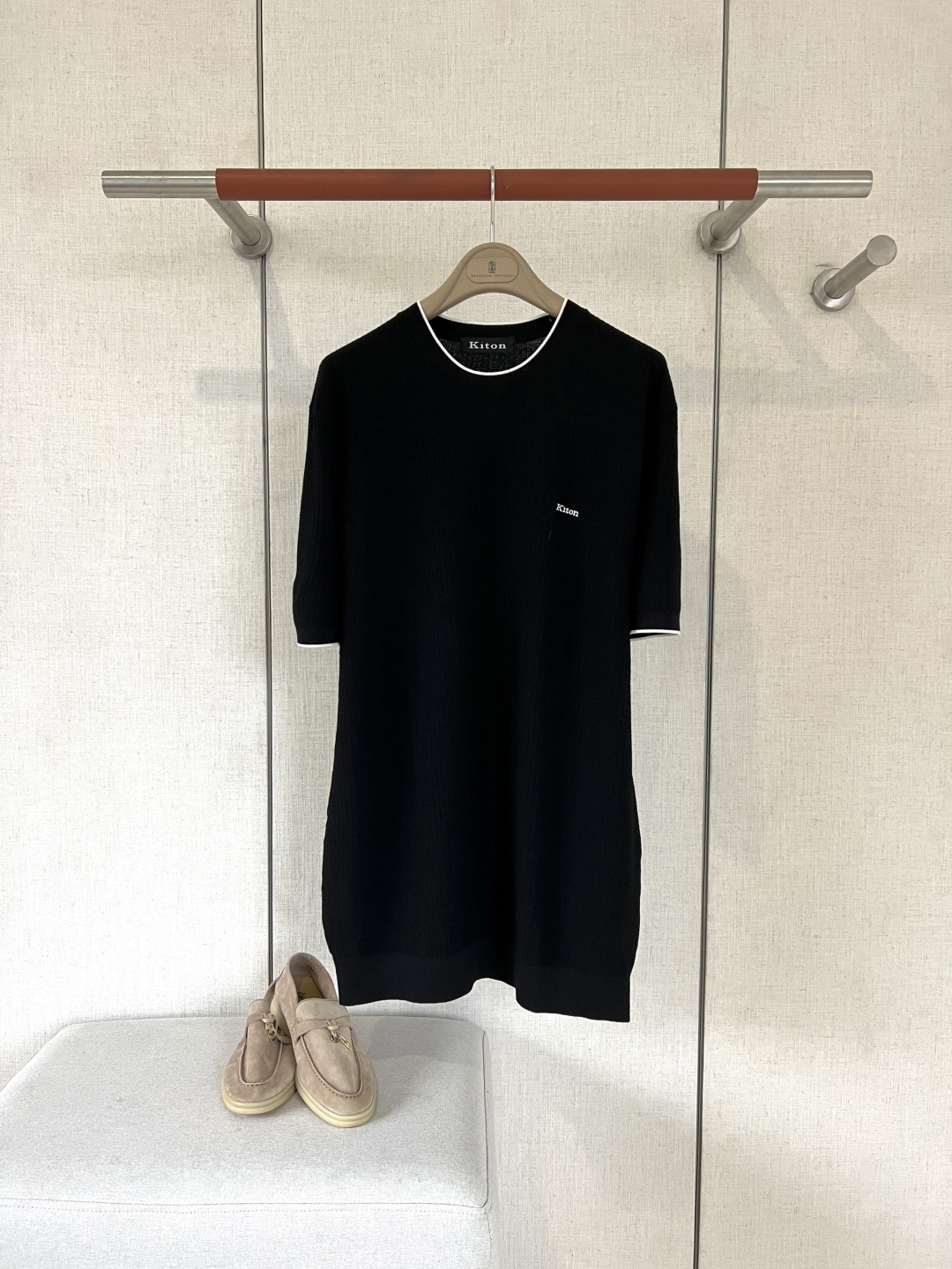 NO:902798,KITON Contrast edge pit knitted T-shirt #8842088 The fabric texture is superb. It is made of high-count worsted wool blended fabric. It feels as delicate and soft as clouds and is as skin-friendly as a cloud. It has excellent drape and anti-wrinkle properties. It has a soft and high-grade texture and is not easy to deform after long-term wear. It can easily create a wearing experience that combines comfort and style.  The neckline adopts contrasting color binding technology, and the neat lines are smooth and not stiff. It not only modifies the neck line, but also breaks the monotony of solid color. It takes into account the elegant shape and exquisite details, showing the brand's ingenious tailoring. The left chest is embellished with the brand's embroidered logo, and the stitching is fine and neat, low-key highlighting the brand texture, adding layer and recognition to the simple body. The texture is clearly visible, the knitting lines are tight and flat, and each texture has been precisely calculated, showing a looming high-end luster under the light.  The body is made of pitted texture weaving, which has a slimming effect. The lines are smooth and neat, neat and not sloppy. It is suitable for all kinds of bottoms. Whether it is paired with trousers to create a business style or casual pants for an everyday look, it can be easily adapted to a variety of dressing scenes. Color Black/Navy Blue/Burgundy/Light Gray/White Size M/L/XL/2XL/3xl, tees, t-shirt,19860909KITON奇顿 撞色边坑纹针织T恤 #8842088 面料质感超棒,甄选高支精纺羊毛混纺面料,触感细腻软糯如云朵般亲肤,兼具出色垂坠感与抗皱性,自带柔光高级质感,久穿不易变形,轻松打造舒适与格调兼具的穿着体验. 领口采用撞色包边工艺,利落线条流畅不生硬,既修饰颈部线条,又打破纯色单调感,兼顾优雅版型与精致细节,尽显品牌匠心剪裁. 左胸点缀品牌刺绣标识,针脚细密工整,低调彰显品牌质感,为简约衣身增添层次与辨识度.纹理清晰可见,织线紧密平整,每一处纹理都经过精密计算,在光线下呈现出若隐若现的高级光泽感. 衣身采用坑条肌理织法,自带显瘦效果,走线平整工整,利落不拖沓,适配各类下装,无论是搭配西裤打造商务风,还是搭配休闲裤演绎日常感,都能轻松适配多元穿搭场景. 颜色 黑色/藏青/酒红/浅灰/白色 尺码 M/L/XL/2XL/3xl,,tees，t-shirt,,Men's clothing