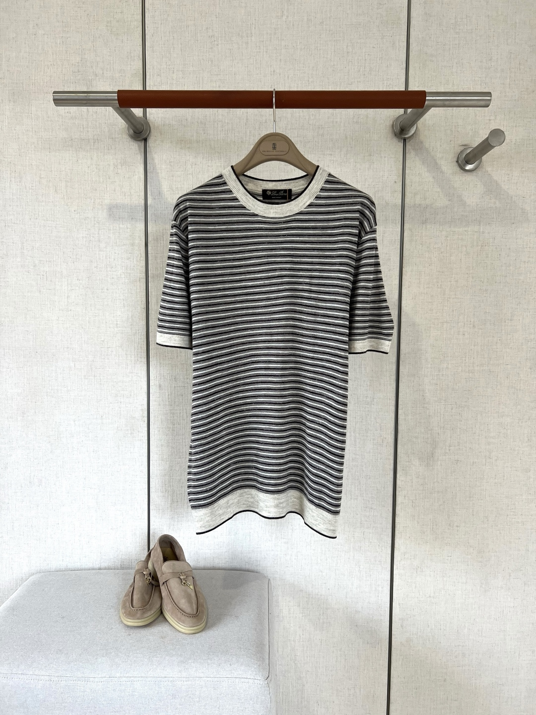NO:902802,LORO PIANA Contrast Collar Striped Knitted T-Shirt #8846088 The texture of the fabric is superb. The top quality linen blended knitted fabric is selected. It has a delicate and breathable touch. It has excellent drape and wrinkle resistance. It has a soft and high-grade texture. It is not easy to deform after long-term wear. It can easily create a comfortable and stylish wearing experience.  The neckline adopts contrasting color binding technology, and the neat lines are smooth and not stiff, breaking the monotony of traditional striped styles. It not only modifies the neck line, but also adds exquisite details, showing the brand's ingenious tailoring. The body is made of black and white thin horizontal stripes, without unnecessary decoration, simple and versatile. The spacing is even and regular, visually slim and neat, with a lazy and relaxed atmosphere, low-key and rich in texture.  The overall style is simple and neat, suitable for all kinds of bottoms, whether paired with casual pants for a daily style, or with trousers for a light business look, it can easily adapt to a variety of dressing scenes. Color Black collar/white collar Size M/L/XL/2XL/3xl, loro piana, tees, t-shirt,19860909LORO PIANA诺悠翩雅撞色领条纹针织T恤 #8846088 面料质感超棒,甄选顶级亚麻混纺针织面料,触感细腻透气,兼具出色垂坠感与抗皱性,自带柔光高级质感,久穿不易变形,轻松打造舒适与格调兼具的穿着体验. 领口采用撞色包边工艺,利落线条流畅不生硬,打破传统条纹款的单调感,既修饰颈部线条,又增添精致细节,尽显品牌匠心剪裁. 衣身采用黑白细横条纹织法,没有多余的装饰,简约又百搭.间距均匀规整,视觉上显瘦利落,自带慵懒松弛氛围,低调又富有质感. 整体版型简约利落,适配各类下装,无论是搭配休闲裤打造日常风,还是搭配西裤演绎轻商务感,都能轻松适配多元穿搭场景. 颜色 黑领款/白领款 尺码 M/L/XL/2XL/3xl,,loro piana,tees，t-shirt,,Men's clothing