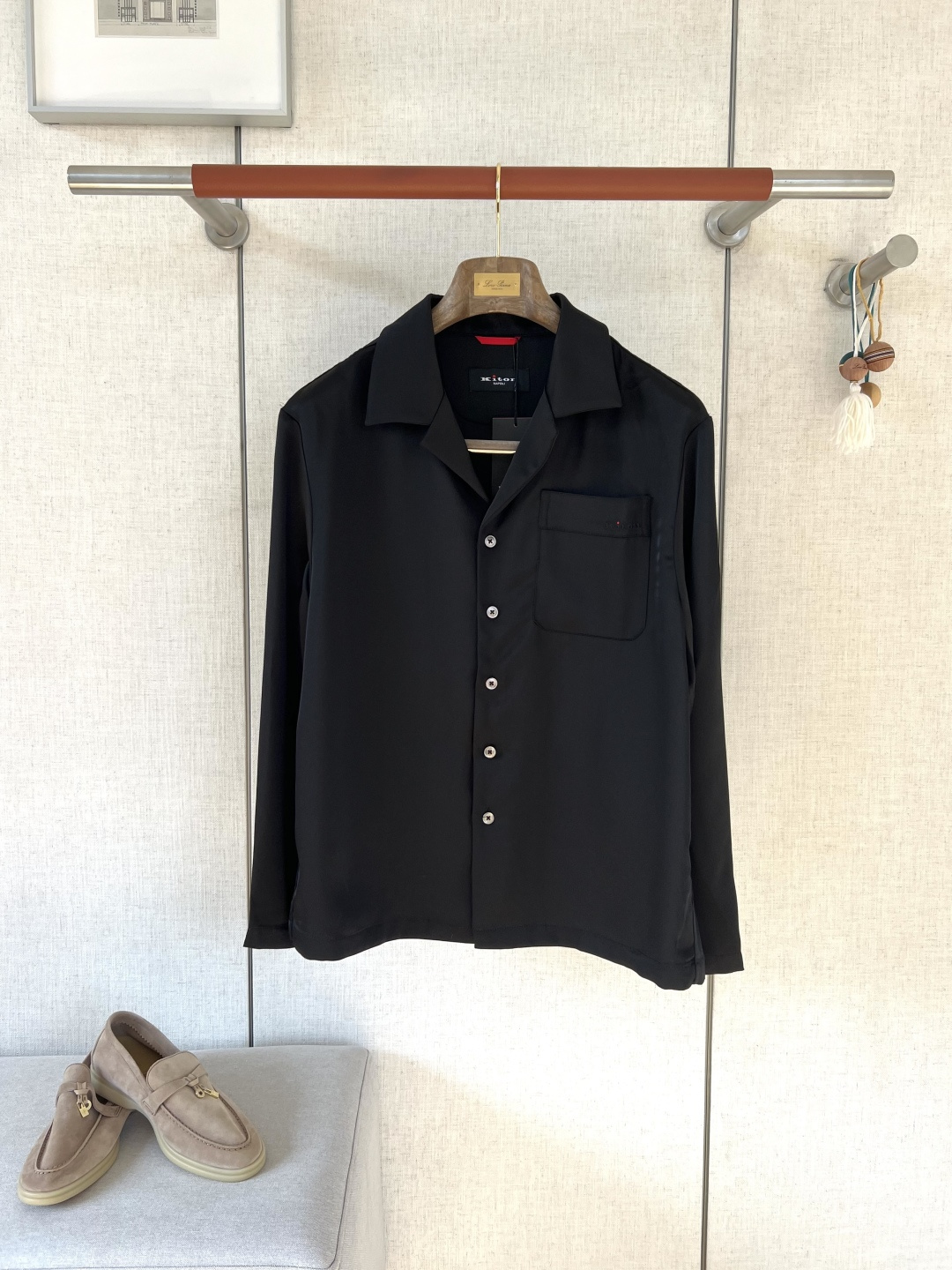 NO:902847,KITON Classic Cuban Collar Embroidered Logo Casual Shirt #8860088 The fabric texture is superb. The top-grade recycled nylon technical fabric is selected. It has a delicate and silky touch. It has excellent drape and anti-wrinkle and non-iron properties. It has a soft and high-grade texture and is not easy to deform after long-term wear. It can easily create a wearing experience that combines comfort and style.  The collar adopts handmade Cuban collar technology, and the neat lapel lines are smooth and not stiff, which not only modifies the neck line, but also retains the room for movement, taking into account the elegant shape and daily comfort, showing the brand's ingenious tailoring. The chest patch pocket design, with exquisite seaming technology on the bag body, is neat, stylish and practical. The details are embellished with the brand's embroidered logo, which low-key highlights the brand texture, adding layer and recognition to the simple body.  The placket adopts open stitching technology, and the lines are smooth and neat, neat and not cluttered. It can be easily adapted whether it is a business style or a casual and relaxed look. Color Black / Navy Blue / Off-white Size M/L/XL/2XL/3xl,, shirts,19860909KITON 经典古巴领刺绣标识休闲衬衫  #8860088 面料质感超棒,甄选顶级再生锦纶科技面料,触感细腻丝滑,兼具出色垂坠感与抗皱免烫属性,自带柔光高级质感,久穿不易变形,轻松打造舒适与格调兼具的穿着体验. 领部采用手工古巴领工艺,利落翻领线条流畅不生硬,既修饰颈部线条,又保留穿着活动余量,兼顾优雅版型与日常自在感,尽显品牌匠心剪裁. 胸前贴袋设计,袋身搭配精致锁边工艺,利落有型兼具实用性,细节处点缀品牌刺绣标识,低调彰显品牌质感,为简约衣身增添层次与辨识度. 门襟采用明线锁边工艺,走线平整工整,利落不拖沓,无论是打造商务风,还是搭配休闲松弛感,都能轻松适配.  颜色 黑色 / 藏青色 / 米白色 尺码 M/L/XL/2XL/3xl,,shirts,,Men's clothing