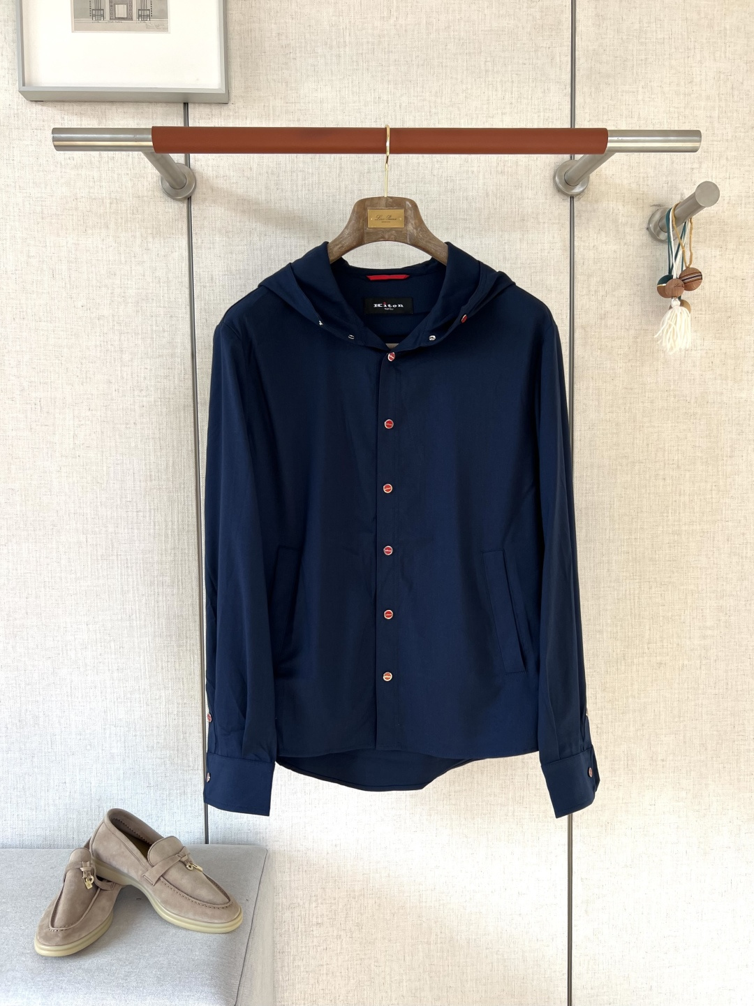 NO:902874,KITON Hooded Casual Shirt Jacket #8866088 The fabric texture is superb. It is made of top-grade blended technical fabrics. It feels as delicate and soft as cloud velvet. It has excellent drape, anti-wrinkle and breathable properties. It has a soft matte high-end texture, which can easily create a wearing experience that is both relaxed and comfortable and light luxury style.  The hat collar adopts integrated precision tailoring, and the brim has a hidden silver snap-button adjustment design. The lines are smooth and not bloated. It not only modifies the shoulder and neck lines, but also leaves room for head movement. It takes into account the casual fit and daily freedom, and fully demonstrates the brand's handcrafted tailoring. The placket is designed with contrasting red buttons, and the matte red bead buttons are exquisite and eye-catching. The symmetrical pockets on both sides are neat, stylish and practical. The inside of the collar is embellished with brand logo webbing, which low-key highlights the high-end texture and adds layering and recognition to the simple body.  The cuffs are edged with double contrasting buttons, the lines are smooth and neat, the sleeve length can be adjusted freely, and can be layered open to create a casual look, easily suitable for commuting. Color: navy blue/light gray/khaki beige Size S/M/L/XL/2XL,, jackets & coats, shirts, hats,19860909KITON 连帽休闲衬衫夹克 #8866088 面料质感超棒,采用顶级混纺科技面料,触感细腻如云绒般柔糯,兼具出色垂坠感与抗皱透气属性,自带柔和哑光高级质感,轻松打造松弛舒适与轻奢格调兼具的穿着体验. 帽领采用一体化精工剪裁,帽檐暗藏银色按扣调节设计,线条流畅不臃肿,既修饰肩颈线条,又保留头部活动余量,兼顾休闲版型与日常自在感,尽显品牌手工匠心剪裁. 门襟撞色红扣设计,哑光红珠纽扣精致醒目,两侧对称插袋利落有型兼具实用性,领口内侧点缀品牌标识织带,低调彰显高端质感,为简约衣身增添层次与辨识度. 袖口采用双颗撞色纽扣锁边工艺,走线平整工整,袖长可自由调节,敞开叠穿打造休闲造型,轻松适配通勤. 颜色 藏青色/浅灰色/卡其米色 尺码 S/M/L/XL/2XL,,jackets & coats,shirts,hats,,Men's clothing