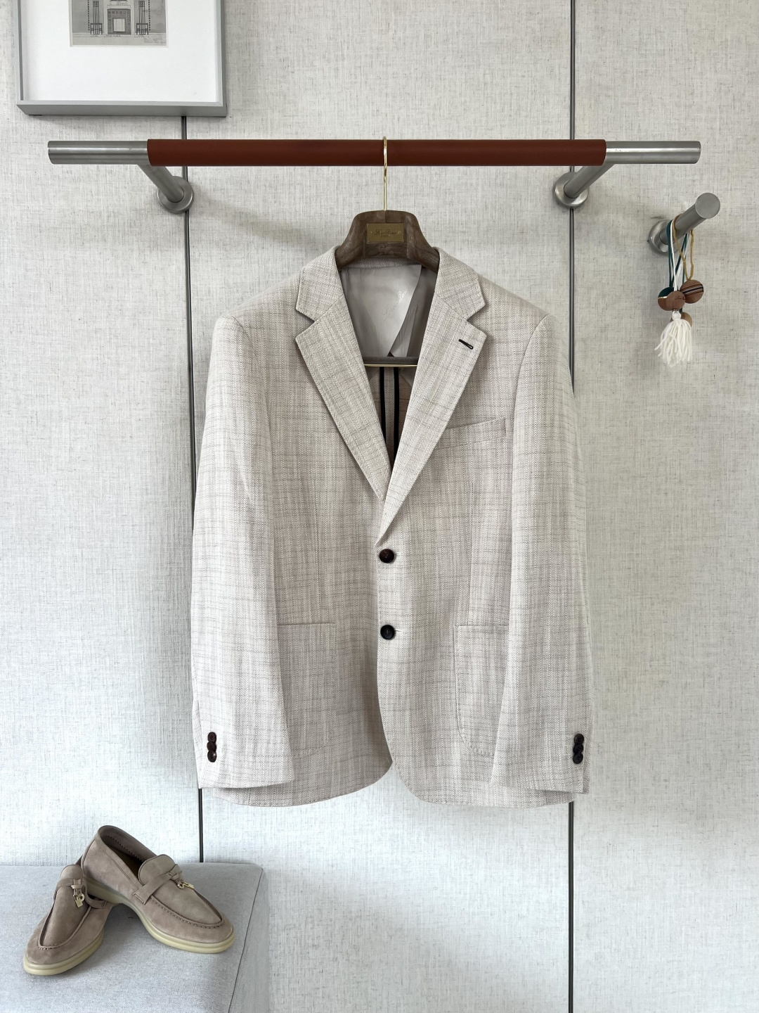 NO:902856,LP Nuoyoupianya light beige herringbone pattern casual blazer #8882088 The fabric texture is superb, the top quality wool and linen blended fabrics are selected, the delicate herringbone texture is clear and three-dimensional, the touch is warm and dry, and it has a matte soft texture, taking into account the refreshing summer feeling and light luxury and high-end style.  The notched lapel collar is hand-tailored, and the collar line is neat, soft and not stiff. The shoulder line is moderately widened to modify the shoulder and neck lines, leaving sufficient room for movement and weakening the sense of restraint in formal wear. It is suitable for both casual and commuting, showing the brand's hand-cut tailoring ingenuity. The placket is designed with two horn buttons engraved with the brand, and the buttons are engraved with LORO.  The PIANA logo is low-key and exquisite, the front double welt pockets are simple and elegant, the inner contrast stripe lining is matched with the brand's dark pattern lining, and the inner double storage patch pockets are both practical and detail-recognizable. Three horn buttons of the same series on the cuffs are finely stitched, the routing is smooth and fine, and the sleeve length modifies the proportion of the arms; it is suitable for single wear with knitted shirts and shirts, and as a complete set, it is matched with trousers to create a light business look, suitable for vacation, commuting, and daily meeting with guests. Color Light Beige Size  M/L/XL/2XL/3xl,,loro piana,loro piana,jackets & coats,shirts,business suit,19860909LP诺悠翩雅浅米色人字纹休闲西装外套  #8882088 面料质感超棒,甄选顶级羊毛亚麻混纺面料,细腻人字纹肌理清晰立体,触感温润干爽自带哑光柔光质感,兼顾夏日清爽体感与轻奢高级格调. 平驳领手工精裁工艺,领型线条利落柔和不生硬,适度放宽肩线修饰肩颈线条,保留充足活动余量,弱化正装束缚感,休闲通勤双适配,尽显品牌手工剪裁匠心. 门襟双颗品牌刻印牛角扣设计,纽扣镌刻LORO PIANA标识低调精致,正面双嵌线口袋简约大气,内里撞色滚条内衬搭配品牌暗纹里布,内侧双储物贴袋兼顾实用与细节辨识度. 袖口三粒同系列牛角扣精工锁边,走线平整细密,袖长修饰手臂比例；单穿搭配针织、衬衫皆适配,成套搭配西裤打造轻商务造型,适配度假、通勤、日常会客多元穿搭场景. 颜色 浅米色 尺码 M/L/XL/2XL/3xl,,loro piana,loro piana,jackets & coats,shirts,business suit,,Men's clothing