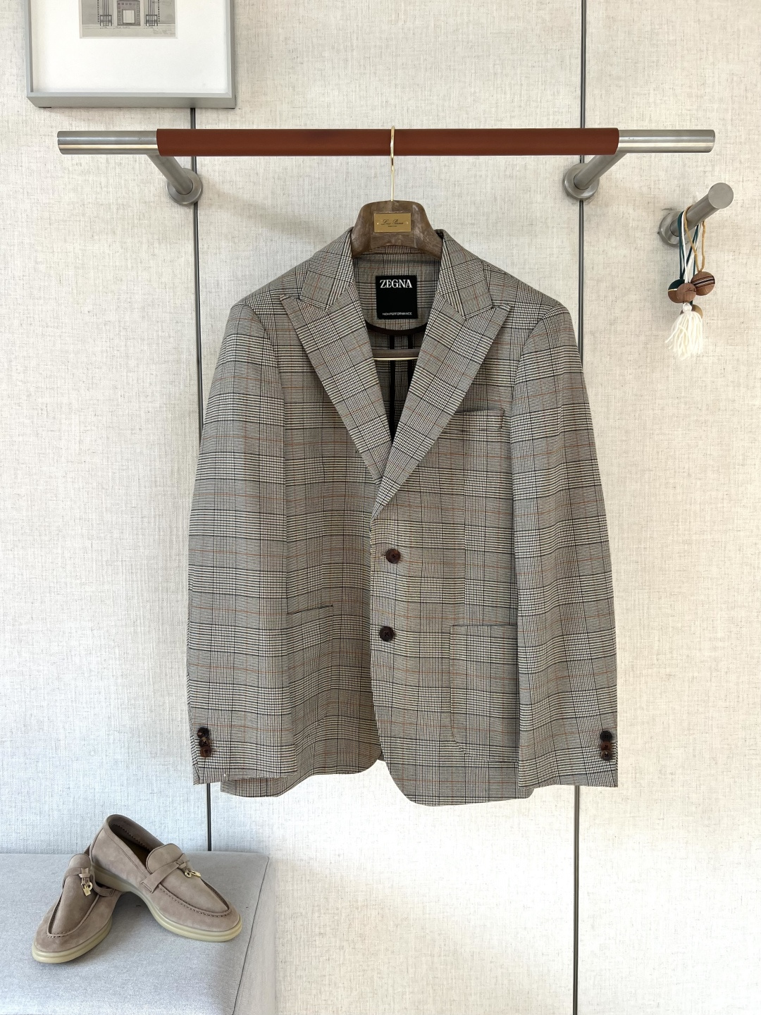 NO:902865,ZEGNA Ermenegildo Zegna Welsh Plaid Casual Blazer #8882088 The fabric texture is superb. We select Zegna's exclusive ultra-fine Australian wool plaid fabric. The classic Welsh plaid texture has distinct layers and a delicate and soft waxy texture with a soft matte texture. The wide flat lapels are hand-cut and three-dimensional, and the collar lines are neat and elegant. The slightly loose and natural shoulder-drop version softly modifies the shoulder and neck lines, without a sense of tightness and restraint, and retains sufficient room for raising hands.  The placket is designed with two warm horn buttons, the buckle surface is delicate and textured; the double storage patch pockets on the inside combine practicality and detail, and the retro plaid pattern is low-key and attractive, with high-level visual recognition. The cuffs are double horn buttons of the same series and are carefully hemmed. The routing is smooth and fine, and the sleeve length can be flexibly adjusted to modify the proportion of the arms; the set can be paired with trousers of the same fabric to create a variety of wearing scenes. Color Light Gray/Dark Gray Wei Size  M/L/XL/2XL/3xl,,zegna,jackets & coats,business suit,19860909ZEGNA杰尼亚威尔士格纹休闲西装外套  #8882088 面料质感超棒,甄选杰尼亚专属超细澳毛格纹面料,经典威尔士格纹肌理层次分明,触感细腻软糯自带柔和哑光质感. 宽平驳领手工立体精裁工艺,领型线条利落大气,微宽松自然落肩版型柔和修饰肩颈线条,无紧绷束缚感,保留充足抬手活动余量. 门襟双颗温润牛角扣设计,扣面细腻有质感；内侧双储物贴袋兼顾实用与细节,复古格纹版型低调耐看,自带高级视觉辨识度. 袖口双粒同系列牛角扣精工锁边,走线平整细密,可灵活调节袖长修饰手臂比例；成套搭配同面料西裤打造各种多元穿搭场景. 颜色 浅灰/深灰威 尺码 M/L/XL/2XL/3xl,,zegna,jackets & coats,business suit,,Men's clothing