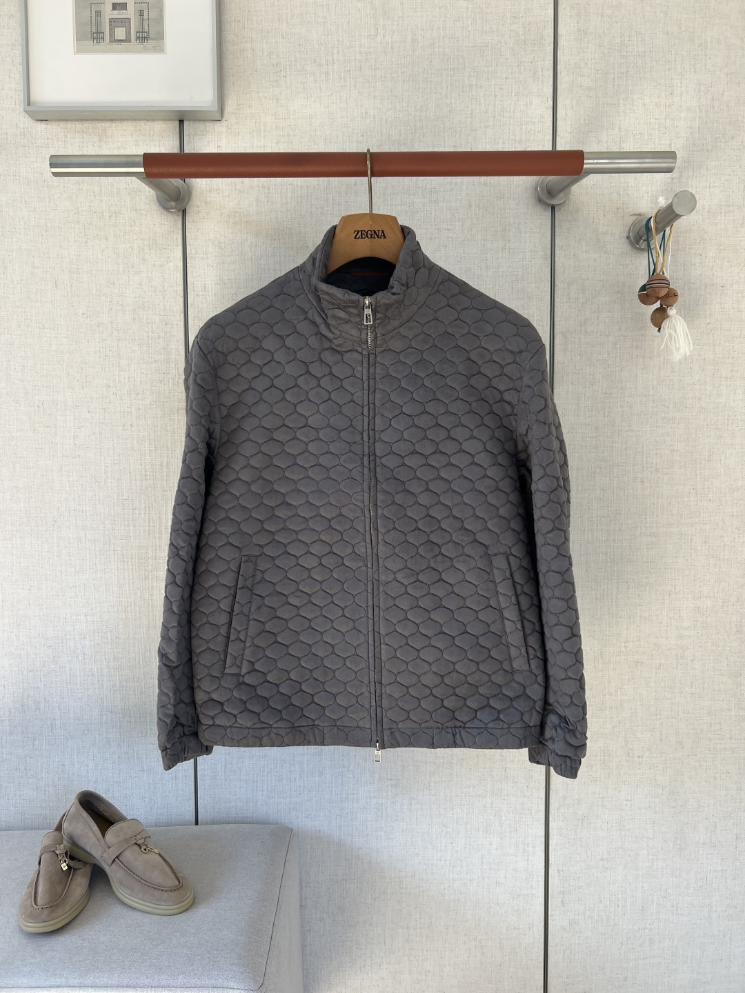 NO:957419,LORO PIANA honeycomb embossed stand collar padded jacket #8872088  The brand's exclusive high-soft windproof quilted woven fabric is selected. It is soft, waxy and light with a delicate matte texture. It is made of three colors of pure black, navy blue and light gray with independent precise control dyeing process. The surface layer adopts an integrated honeycomb ultrasonic cotton pressing process. The embossing is even and locks the cotton without running away. The light and thin quilting has its own constant temperature insulation layer. The placket is equipped with a metal zipper engraved with the LP logo. The low-key luxury details are fully recognizable.  Simple upright stand-up collar with double-layer overlocking and shaping technology. The collar has a built-in thin lining that is not easy to collapse when washed. The hem and cuffs are matched with elastic elastic cuffs of the same color. Double-layer composite overlocking and lockstitching technology. The elastic yarn ratio has been precisely adjusted to prevent it from loosening after repeated washing and pulling.  It is deformed and will not curl up; the placket has an exclusive LP-engraved metal zipper, and the zipper cloth is all seamed and overlocked with the fabric. The teeth are tightly meshed, and the pull is smooth without jamming or scratching the skin; the symmetrical invisible pockets on both sides are seamed and reinforced throughout the piece to prevent stored items from slipping off.  The whole garment is fully stitched with precision stitching inside and outside. Every inch of the stitching is even and tight, with no excess threads. The shoulder seams, side seams, pockets, and embossed joints are all double-stitched and reinforced. The light gray and light-toned fabrics are highly recognizable for different-colored threads and jumper defects. The entire garment is stitched in the same color. The cotton lining inside is smooth and has no neps. When you touch the interior, you can intuitively feel the counter-level handmade texture!  Fitted short stand-up collar quilted version, abandons cumbersome printing and embroidery, relies on integrated honeycomb embossing to highlight the layering, straight hem with elastic cuffs, multi-layer sewing thread fixation, will not curl and deform after washing; minimalist, light and luxurious, no age selection scene. Take a closer look at the fabric, the honeycomb embossing is fine and regular, the quilted fibers are evenly filled, there is no uneven thickness, empty cotton areas, the body splicing pieces are all symmetrically aligned, the left and right pockets, the sleeve length and width, and the neckline width are exactly the same!  We strictly align with the original cutting standards, and there is zero deviation in the symmetry of the entire jacket.  Three-color honeycomb embossed constant temperature quilted jacket, the triple process of high-soft windproof fabric weaving + three-color uniform solid dyeing + integrated ultrasonic cotton locking makes the production more difficult. The fabric and quilting are scrapped and the loss is doubled. The lathe is responsible for the routing and embossing alignment of light-colored fabrics.  The error rate is extremely low. If there are slight neps, jumpers, or embossing misalignments, the entire piece will be scrapped. This is the hard-core quality of high-end autumn and winter casual jackets at the counter. Customers who understand texture and pursue simple, warm and high-end wear can see the huge difference between affordable quilted jackets at a glance.  Color Pure black/navy blue/light gray Size S/M/L/XL/2XL,,loro piana,loro piana,jackets & coats,jackets & coats,19860909LORO PIANA诺悠翩雅蜂窝压纹立领夹棉夹克  #8872088 甄选品牌专属高柔防风夹棉梭织面料,上手软糯轻盈自带细腻哑光肌理,纯黑、藏青、浅灰三色独立精准控染工艺,表层采用一体蜂窝超声波压棉工艺,压纹均匀锁棉不跑棉,轻薄夹棉自带恒温保暖层,门襟搭配刻印LP标识金属拉链,低调顶奢细节辨识度拉满 简约直立立领双层锁边定型工艺,领座内置薄衬水洗不易塌领变形；下摆、袖口配套同色系弹力松紧收口,双层复合包边锁缝工艺,弹力纱线配比经过精准调试,反复水洗拉扯不易松垮变形、不会卷边翘边；门襟专属LP刻印金属拉链,拉链布全部同面料包缝锁边,齿排紧密咬合,拉动顺滑无卡顿不磨肌肤；两侧对称隐形插袋整片裁片包缝加固,收纳物品不易滑落. 整件衣身里外全幅精密包缝走线 每一寸线迹均匀紧实,零多余浮线头,肩缝、侧缝、插袋、压纹拼接处全部双股车线加固,浅灰浅调面料对异色线头、跳线瑕疵辨识度极高,整件衣物全程统一同色系缝线,内里夹棉衬布平整无棉结,到手触摸内里就能直观感受到专柜级手工质感！ 合身短款立领夹棉版型,摒弃繁琐印花刺绣,靠一体蜂窝压纹凸显层次感,平直下摆搭配松紧收口,多层车线固定,洗后不会卷边变形；极简轻奢不挑年龄场景. 细看面料蜂窝压纹细密规整,夹棉纤维均匀填充,没有厚薄不均、空棉区域,衣身拼接裁片全部对称对齐,左右口袋高低、袖长宽窄、领口宽度完全一致！我们严格对齐原版裁版标准,整件外套对称度零偏差 三色蜂窝压纹恒温夹棉夹克,高柔防风面料织造+三色均匀固染+一体超声波锁棉三重工艺拉高制作难度,面料与夹棉报废损耗翻倍,车工对浅色系面料走线、压纹对位容错率极低,稍有棉结、跳线、压纹错位整件报废,是专柜高端秋冬休闲外套的硬核品质体现,懂质感、追求简约保暖高级穿搭的顾客一眼就能看出和平价夹棉外套的巨大差别 颜色 纯黑色/藏青色/浅灰色 尺码 S/M/L/XL/2XL,,loro piana,loro piana,jackets & coats,jackets & coats,,Men's clothing