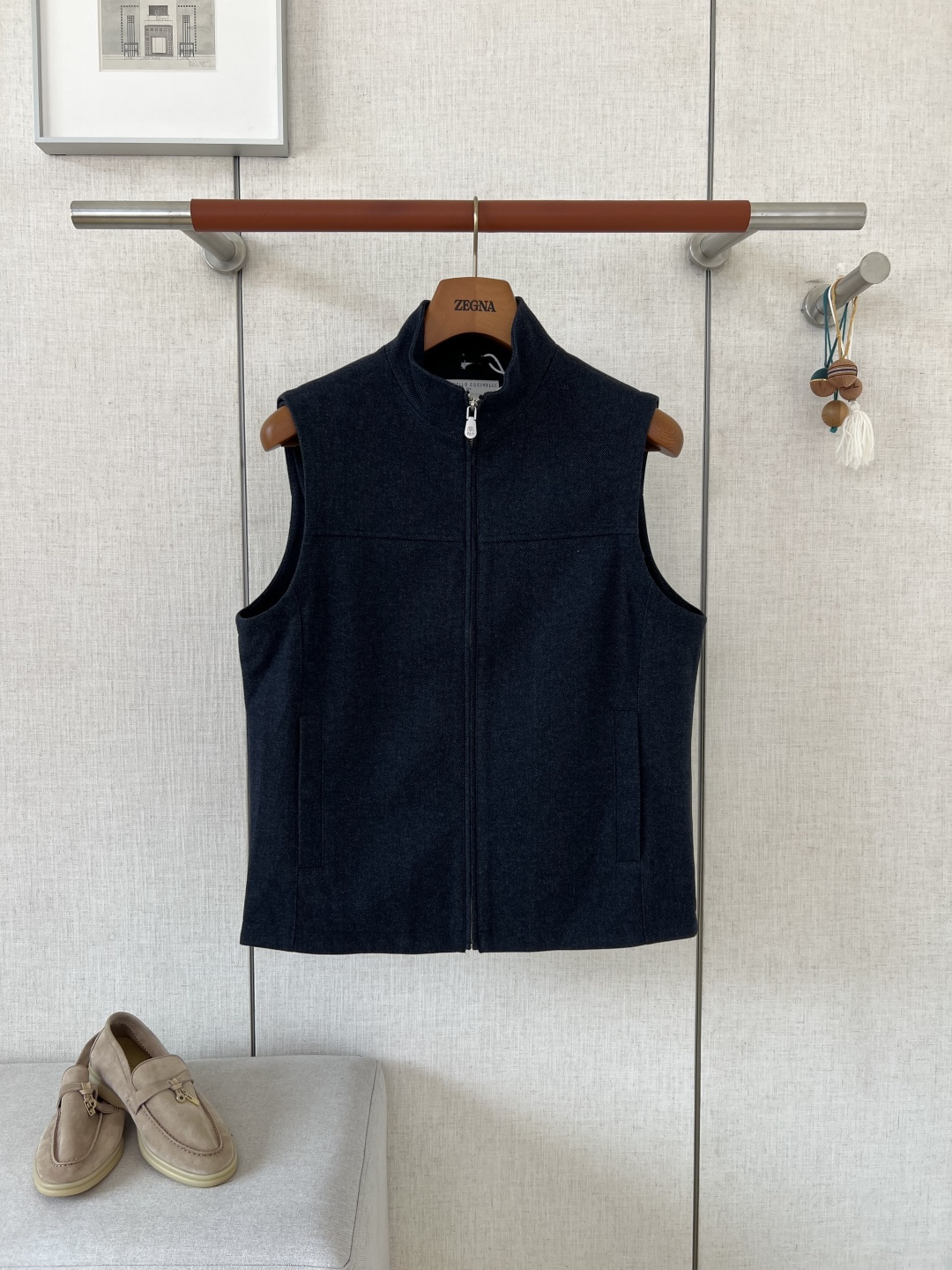 NO:957498,BC Brunello Herringbone Wool Stand Collar Zip Vest #8868088  The brand's exclusive high-count worsted herringbone wool blended fabric is selected. It is warm and soft to the touch with a delicate retro matte texture. The three colors of deep navy blue, light heather gray and apricot are independently and precisely controlled by dyeing process. The high-density twill wool is woven thick and impermeable, with soft and three-dimensional warmth. The metal zipper with the brand's coat of arms is engraved on the placket. The shield-shaped dark embroidery on the inside is low-key embellishment, and the Italian-style luxury details are fully recognizable.  Simple upright stand-up collar with double-layer seaming shaping technology, built-in thin lining in the collar, which is not easy to collapse and deform; the placket is equipped with a full-metal dense-tooth zipper with an exclusive Brioni coat of arms puller, and the zipper cloth is all seamed and seamed with the same fabric.  The entire garment is fully stitched with precision stitching inside and out.  Every inch of stitching is even and tight, with no excess floating threads. The wool seams, shoulder seams, side seams, and pocket edges are all double-threaded and reinforced. The light heather gray and light-toned fabrics are highly recognizable for different-colored threads and jumper defects. The entire garment is stitched with the same color throughout. The lining is smooth and smooth without burrs. When you touch the interior, you can intuitively feel the texture of a palace-level handmade garment!  The fitted short sleeveless stand-collar vest version abandons complicated printing decorations and relies on herringbone wool texture, shield emblem hardware and dark embroidery to highlight the high-end texture; the moderate length optimizes the proportion of the upper and lower body, and the low-saturated earth tones are age-friendly.  Take a closer look at the fabric's herringbone weaving texture, which is fine and regular, and the wool fibers are evenly interwoven with no mottled color differences; the front and rear cuts of the body, shoulder width, length, pocket height, and neckline width are completely symmetrically aligned. Mass cutting is prone to defects such as embroidery offset, zipper misplacement, and uneven left and right lengths. We strictly align with the original cutting standards, and the entire vest has zero deviation in symmetry.  Three-color herringbone wool stand-up collar vest, worsted wool fabric weaving + three-color uniform solid dyeing + hardware embroidery with precise positioning and cutting. The triple process increases the difficulty of production. The cost of wool raw materials is high, and the cutting loss is doubled. The lathe has to route the light-colored fabrics and embroidery on them.  The fault tolerance rate is extremely low. If there is a slight color difference, jumpers, or misaligned markings, the whole piece will be scrapped. This is the hard-core quality of high-end Italian layered vests. Customers who understand the texture of wool and pursue simple business layered outfits can see the huge difference between affordable wool vests at a glance.  Color Dark Blue/Light Heather Gray/Beige Size S/M/L/XL/2XL,,19860909BC布鲁内洛人字纹羊毛立领拉链马甲  #8868088 甄选品牌专属高支精纺人字纹羊毛混纺面料,上手温润软糯自带细腻复古哑光肌理,深藏青、浅麻灰、米杏三色独立精准控染工艺,高密斜纹羊毛织造厚实不透,自带柔和立体保暖筋骨,门襟刻印品牌盾徽金属拉链,内里同色盾形暗刺绣低调点缀,意式顶奢细节辨识度拉满 简约直立立领双层锁边定型工艺,领座内置薄衬水洗不易塌领变形；门襟全金属密齿拉链搭配专属Brioni盾徽拉头,拉链布全部同面料包缝锁边,齿排紧密咬合,拉动顺滑无卡顿不磨肌肤；两侧对称竖插袋整片羊毛裁片包缝加固,收纳随身物品不易滑落；下摆平直折边多层车线锁固,不易卷边变形. 整件衣身里外全幅精密包缝走线 每一寸线迹均匀紧实,零多余浮线头,羊毛拼接缝、肩缝、侧缝、口袋边缘全部双股车线加固,浅麻灰、米杏浅调面料对异色线头、跳线瑕疵辨识度极高,整件衣物全程统一同色系缝线,内里顺滑衬布平整无毛茬,到手触摸内里就能直观感受到殿堂级手工成衣质感！ 合身短款无袖立领马甲版型,摒弃繁杂印花装饰,靠人字形羊毛肌理、盾徽五金与暗刺绣凸显高级质感；适中衣长优化上下身比例,低饱和大地色系不挑年龄场景. 细看面料人字纹织造纹路细密规整,羊毛纤维交织均匀无斑驳色差；衣身前后裁片、肩宽、衣长、口袋高低、领口宽度左右完全对称对齐,通货大批量裁剪极易出现刺绣偏移、拉链错位、左右长短不一的瑕疵,我们严格对齐原版裁版标准,整件马甲对称度零偏差 三色人字纹羊毛立领马甲,精纺羊毛面料织造+三色均匀固染+五金刺绣精准对位裁片三重工艺拉高制作难度,羊毛原料成本高、裁剪损耗翻倍,车工对浅色系面料走线、刺绣对位容错率极低,稍有色差、跳线、标位错位整件报废,是高端意式叠穿马甲的硬核品质体现,懂羊毛质感、追求简约商务叠穿穿搭的顾客一眼就能看出和平价羊毛马甲的巨大差别 颜色 深藏青色/浅麻灰色/米杏色 尺码 S/M/L/XL/2XL,,,Men's clothing