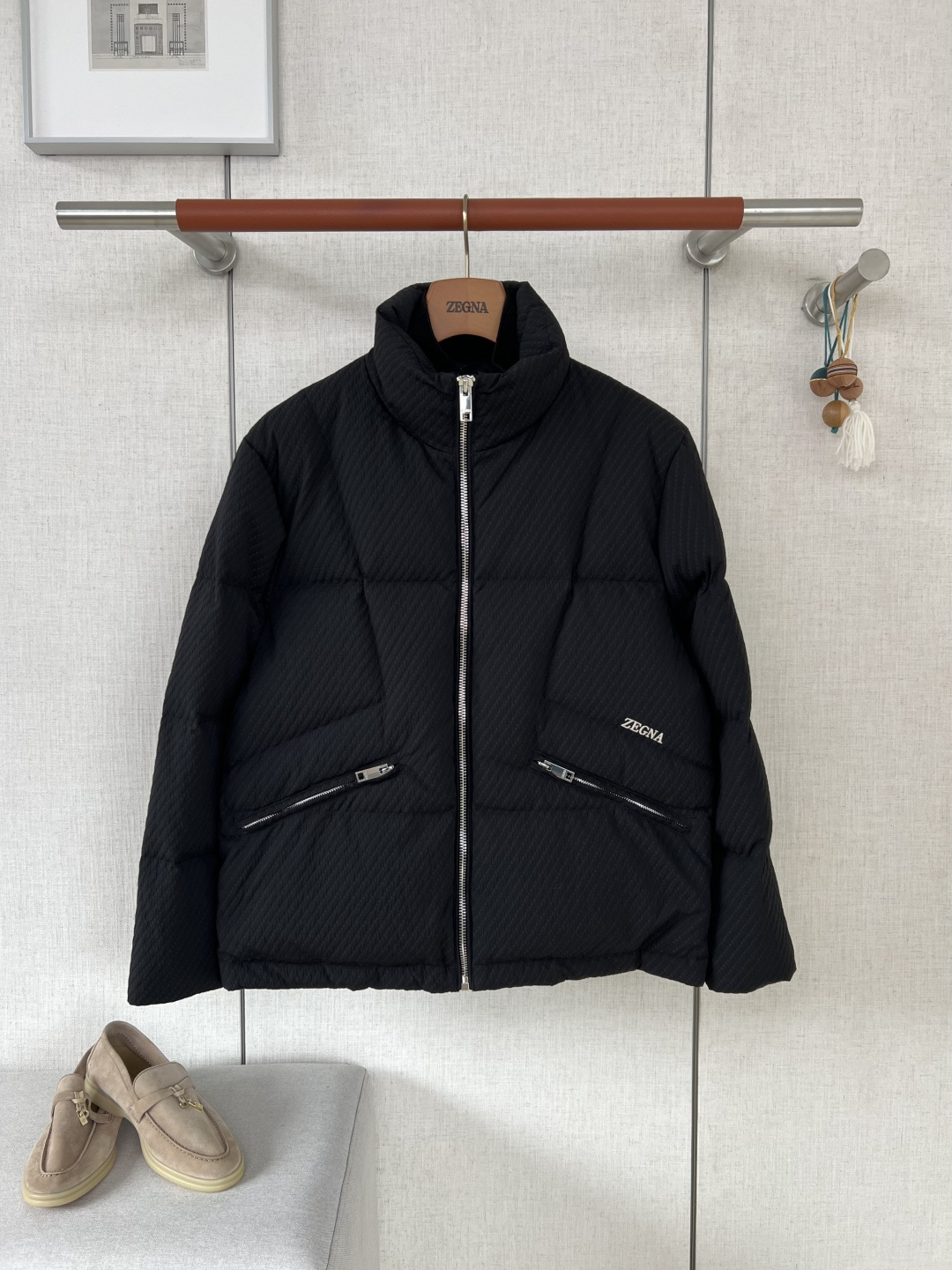 NO:957437,ZEGNA Zegna textured stand collar lightweight padded jacket #88131088  The brand's exclusive three-dimensional checkered texture polyester fabric is selected. The surface has a delicate concave and convex checkered texture, with a matte low-saturation texture. The black and white colors meet the versatile needs; the fabric has a high-density repellent water mask coating, which is not easy to penetrate by light rain. It is windproof and temperature-locking while being light and lightweight without feeling heavy. It is not easy to pill and turn white after repeated machine washing, and does not become lumpy when pressed. The checkered texture is even and smooth without sparse light-transmitting areas.  Double-layer composite heightened knitted thread stand-up collar, high-elastic knitted edging inside the collar, which fits the neck without irritating the skin and prevents cold wind from entering easily; the whole body is customized with a shiny metal main zipper, the zipper teeth are polished smooth and burr-free, and the zipper fabric is fully seamed and seamed with the same fabric, so there is no snagging during opening and closing; symmetrical diagonal zipper pockets on both sides of the hem are matched with metal zippers of the same color, and the bag mouth is double-layered with rubber edging to prevent deformation and tearing when placing heavy objects.  The inside of the body is made of precision segmented cotton threads. The entire cotton layer is fixed in blocks to prevent clumps of cotton. All the inside and outside are invisible stitches of the same color, and the stitches are even and tight without floating thread ends. The shoulder seams, side seams, and sleeve bottom seams are all reinforced with double threads. The fault tolerance rate of solid color fabrics is extremely low. Jumpers and different-color threads will be particularly conspicuous. The internal and external wiring of the entire piece is clean and regular. You can feel the delicate workmanship of the ready-made clothes at the counter when you touch it!  Classic fitted stand-up collar short style, simple and neat tailoring without being bulky, low-key single-color embroidery of the ZEGNA brand logo on the left chest, no unnecessary complicated decorations; straight and slightly loose fit to suit all types of body types, with room for movement in the sleeves without constraining the arms, multi-layer stitching on the hem to press and fold the hems, and it is not easy to curl and deform after washing. It is suitable for commuting business, daily leisure, and light outdoor scenes. It is a versatile basic cotton jacket for mature men.  Take a closer look at the checkered texture on the surface and see that the weaving lines are dense and uniform. The entire body pieces are completely symmetrically aligned. The height of the left and right pockets, sleeve length, shoulder width, and hem width are exactly the same!  High-volume cutting of currency is prone to defects such as plaid misalignment, left and right asymmetry, and uneven cotton spacing. Strictly align with the original cutting alignment standards to ensure zero deviation in the symmetry of the entire garment.  Three-dimensional checkered texture fabric weaving + segmented cotton locking technology + symmetrical garment cutting are three difficult production standards. The cutting loss of textured fabrics is doubled. The fault tolerance rate of solid-color cotton derived cotton is extremely low. The entire piece with plaid misalignment, cotton running, and routing defects is directly scrapped. It is the embodiment of the hard-core quality of light luxury business light cotton clothing. Customers who prefer low-key minimalism and pay attention to windproof and lightweight texture can distinguish the huge difference in affordable cotton clothing at a glance. Color Classic black / Beige white Size  46/48/50/52/54,,zegna,jackets & coats,jackets & coats,19860909ZEGNA杰尼亚肌理立领轻量夹棉夹克  #88131088 甄选品牌专属立体方格肌理聚酯面料,表层自带细腻凹凸格纹肌理,哑光低饱和质感,黑白两色兼顾百搭需求；面料高密度防泼水面膜涂层,小雨不易渗透,防风锁温同时轻薄无厚重感,反复机洗不易起球发白、压棉不跑坨,方格纹路均匀平整无稀疏透光区域 双层复合加高针织螺纹立领,领内高弹针织包边,贴合脖颈不硌肤,冷风不易灌入；通体定制亮面金属主拉链,拉链齿打磨顺滑无毛刺,拉链布同面料全包缝锁边,开合全程不勾丝卡布；下摆两侧对称斜插拉链口袋,配套同色系金属拉链,袋口双层压胶包边,放置重物不易变形撕裂. 衣身内里全幅精密分段衍棉走线 整片棉层分块固定杜绝跑棉结块,里外全部同色系隐形车线,线迹均匀紧实无浮线头；肩缝、侧缝、袖底缝全部双股车线加固,纯色面料走线容错率极低,跳线、异色线会格外显眼,整件内外走线干净规整,上手触摸就能感受专柜成衣细腻做工！ 经典合身立领短款衣型,简约利落剪裁不臃肿,左胸低调单色刺绣ZEGNA品牌标识,无多余繁杂装饰；直筒微宽松版型适配各类身材,袖管预留活动余量不束缚手臂,下摆多层车线压合折边,水洗后不易卷边变形,通勤商务、日常休闲、轻户外多场景适配,成熟男士百搭基础棉服外套. 细看表层方格肌理织造纹路疏密统一,整片衣身裁片完全对称对齐,左右口袋高低、袖长、肩宽、衣摆宽窄完全一致！通货大批量裁剪极易出现格纹错位、左右不对称、衍棉间距不一的瑕疵,严格对齐原版裁版对位标准,整件衣身对称度零偏差 立体方格肌理面料织造+分段锁棉工艺+对称成衣裁片三重高难度制作标准,肌理面料裁切损耗翻倍,纯色面料衍棉走线容错率极低,格纹错位、跑棉、走线瑕疵整件直接报废,是轻奢商务轻棉服的硬核品质体现,偏爱低调极简、注重防风轻便质感的顾客一眼区分平价棉服巨大差别 颜色 经典黑色 / 米杏白色 尺码 46/48/50/52/54,,zegna,jackets & coats,jackets & coats,,Men's clothing