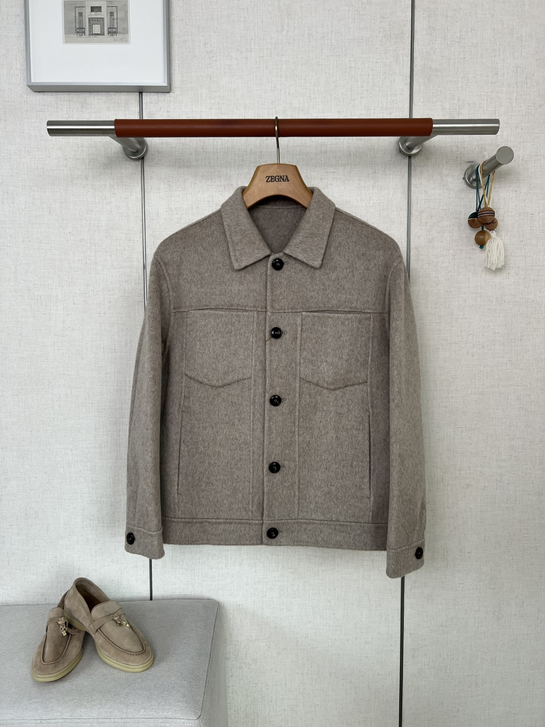 NO:957450,LP Noyo Panya Italian-made double-sided wool workwear lapel jacket #8881088 is made of Italian high-count mixed-color double-sided pure wool fabric, with delicate floral yarn twill texture, matte soft matte texture, three-color low saturation mixed flower dyeing process, charcoal gray variegated color, dark brown variegated color, light beige variegated color with advanced levels; double-layer wool composite without lining lightweight technology, wool yarns are evenly interwoven without sparse light-transmitting areas  The small lapel of the classic shirt is formed into one piece, and the collar is fully overlocked, which is not easy to curl when washed; the placket is equipped with four-hole buttons with natural gradient horns, which have a warm and high-grade natural texture.  The whole piece is made of unlined fabric and is fully hand-sewn on both sides. All wool yarns of the same color are sewn inside and outside the body. The stitches are even and tight without excess floating threads. The shoulder seams, side seams, pockets, and hems are all double-stitched and reinforced. The miscellaneous wool fabric has strict requirements on the smoothness of the work. Different-colored threads and jumpers will directly destroy the high-end look and feel of the fabric. It is smooth and has no hard edges when exposed to the skin. You can feel the delicate texture of Italian handmade garments!  The short workwear style is straight and slightly loose. It is minimalist and neatly cut without being bulky. It has no redundant printing and embroidery. It relies on the twill wool texture to highlight the light and luxurious texture. The slightly dropped shoulder version accommodates all kinds of body shapes. The sleeves leave enough room for movement without restricting the arms. The hem is fixed with multi-layer hems and stitching. It is a versatile and practical wool jacket.  Take a closer look at the mixed-color wool twill weaving pattern. The front and rear body parts, sleeves, and pockets are all symmetrically aligned. The height of the left and right pockets, sleeve length, shoulder width, and hem width are completely unified!  High-volume cutting of goods is prone to color differences, misaligned pieces, and uneven pocket heights. We strictly follow the original Italian cutting and alignment standards, and there is zero deviation in the symmetry of the entire garment.  Made in Italy, double-sided floral yarn wool + fully handmade double-stitching technology + symmetrical workwear cutting are triple difficult production standards. The cutting loss of double-sided wool is doubled. The fault tolerance rate of miscellaneous fabrics is extremely low. The yarns are mottled, the cuts are asymmetrical, and the whole jumper is directly scrapped. It is the embodiment of the hard-core quality of high-end Italian workwear wool jackets. Customers who prefer a low-key and warm wool texture and consider business and leisure wear can tell the huge difference between affordable single-sided woolen jackets at a glance. Color: Charcoal Gray Miscellaneous /  Dark brown assorted flowers / light rice assorted flowers size 46/48/50/52/54,,loro piana,jackets & coats,jackets & coats,shirts,19860909LP诺悠翩雅意大利制双面羊毛工装翻领夹克  #8881088 甄选意大利原产高支混色双面纯羊毛面料,细腻花纱斜纹肌理,哑光柔和雾面质感,三色低饱和杂花定染工艺,炭灰杂色、深棕杂色、浅米杂色层次高级；双层羊毛复合无衬轻量化工艺,羊毛纱线交织均匀无稀疏透光区域 经典衬衫小翻领一体裁片成型,领边全幅包缝锁边,水洗不易卷边塌软；门襟配套天然渐变牛角四孔纽扣,天然纹理温润高级,扣眼双层加固包缝,反复扣合不撕裂衣身；衣身对称双工装贴袋+侧边嵌线插袋,袋口多层车线加固,承重力强不易变形；袖口单颗牛角扣收束,可自由调节袖围松紧. 整件为无里布双面全手工包缝工艺 衣身里外全部同色系羊毛纱线车线,线迹均匀紧实无多余浮线头,肩缝、侧缝、袋口、下摆全部双股车线加固,杂花羊毛面料对车工平整度要求严苛,异色线、跳线会直接破坏面料高级观感,裸穿接触肌肤也顺滑无硬棱,上手即可感受意大利手工成衣细腻质感！ 工装短款直筒微宽松衣型,极简利落剪裁不臃肿,无多余印花刺绣,依靠斜纹羊毛肌理凸显轻奢质感；微落肩版型包容各类身材,袖管预留充足活动余量不束缚手臂,下摆多层折边车线固定,百搭实穿羊毛外套. 细看混色羊毛斜纹织造纹路疏密统一,前后衣片、袖子、口袋全部对称对齐,左右口袋高低、袖长、肩宽、衣摆宽窄完全统一！通货大批量裁剪极易出现杂花色差、裁片错位、口袋高低不一瑕疵,严格遵循意大利原版裁版对位标准,整件衣身对称度零偏差 意大利本土织造双面花纱羊毛+全手工双面包缝工艺+对称工装裁片三重高难度制作标准,双面羊毛裁切损耗翻倍,杂花面料走线容错率极低,纱线斑驳、裁片不对称、跳线整件直接报废,是高端意式工装羊毛夹克的硬核品质体现,偏爱低调温润羊毛质感、兼顾商务休闲穿搭的顾客一眼区分平价单面毛呢外套巨大差别 颜色 炭灰杂花 / 深棕杂花 / 浅米杂花 尺码 46/48/50/52/54,,loro piana,jackets & coats,jackets & coats,shirts,,Men's clothing