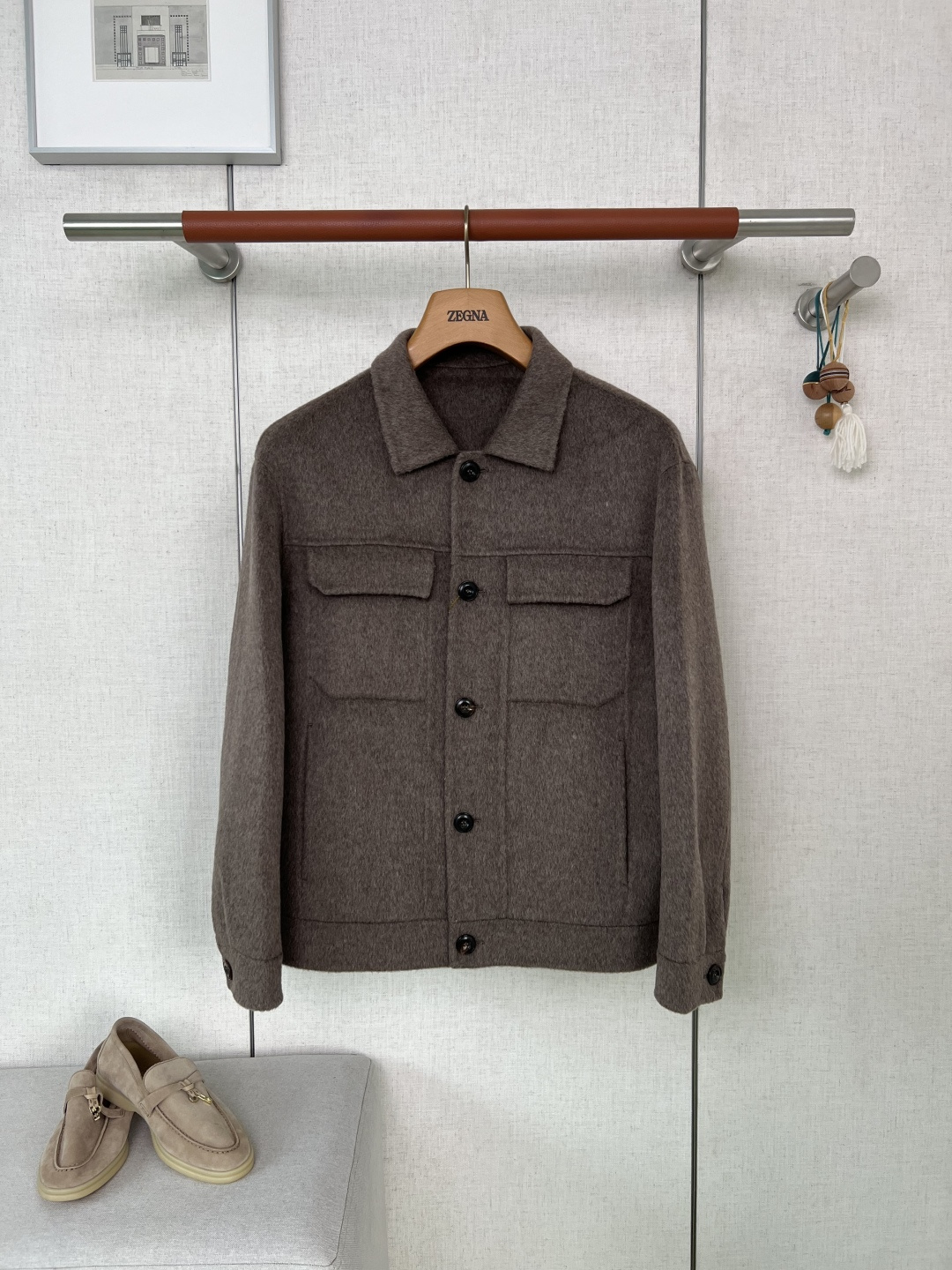 NO:957457,LORO PIANA Wool Blended Workwear Lapel Jacket #8881088 Made from Italian original 70-count wool polyester fiber blended fabric, with fine matte wool texture, matte low saturation three-color fixed dyeing, carbon black, medium gray, and light coffee are soft and durable; the wool fiber is temperature-locking and breathable, and the blended polyester is reinforced and anti-deformation. After milling process, the wool surface is woven densely and evenly without sparse light-transmitting areas.  A classic and neat shirt with small lapels, an integrated collar piece and overlocked seams, which prevents the edges from curling and falling apart after being worn for a long time; the placket is equipped with natural gradient horn four-hole buttons, the natural texture is warm and textured, and the buttonholes are double-layer reinforced and overlocked, and can be buttoned repeatedly  The fabric will not tear when closed; the body is symmetrical with large double-stitched patch pockets + side welt pockets, and the bag mouth is reinforced with multiple layers of stitching to prevent it from being pulled and deformed when heavy objects are placed; the cuffs have a single horn button made of the same material, and the tightness of the sleeves can be adjusted freely.  The whole piece is fully stitched with precision stitching inside and outside. The same color dark pattern stitching is unified inside and outside. The stitches are tight and even without excess floating thread ends. The shoulder seams, side seams, pockets, and hems are all reinforced with double-strand stitching. The solid-color woolen fabric has a very low tolerance for machining errors. Different-colored threads and jumpers will directly destroy the high-end look and feel of the fabric. There are no hard seams to bulge when touching the skin. You can feel the exquisite workmanship of Italian handmade garments when you first touch it!  The short workwear has a straight, slightly loose shape, slightly dropped shoulders, and is adaptable to all body types. There is no complicated printing and embroidery, and it relies on the texture of wool to highlight its low-key luxury. The sleeves have sufficient room for movement without constraining the arms. The hem is fixed with multi-layer hems and stitching. It is not easy to curl and deform after washing. It is a versatile and practical wool jacket.  Take a closer look at the woolen woven short velvet texture, which is uniform and smooth. The front and rear body parts, sleeves, and pocket pieces are all symmetrically aligned. The height of the left and right pockets, sleeve length, shoulder width, and hem width are completely unified!  High-volume cutting of goods is prone to defects such as rough surface color difference, misaligned pieces, and uneven pocket heights. We strictly follow the original Italian cutting and alignment standards, and there is zero deviation in the symmetry of the entire garment.  Italian wool blended custom dyeing + natural horn hardware accessories + symmetrical workwear cutting triple difficult process, the cutting loss of wool blended fabrics is doubled, the fault tolerance rate of solid color woolen fabrics is extremely low, the rough surface is mottled, the cutting pieces are asymmetrical, and the whole jumper is directly scrapped. This is the embodiment of the hard-core quality of the top luxury Italian work jackets. Customers who prefer warm wool texture and consider business and leisure wear can distinguish the huge difference between affordable ordinary woolen jackets at a glance. Color Carbon Black / Medium Gray /  Light brown size 46/48/50/52/54,,loro piana,jackets & coats,jackets & coats,shirts,19860909LORO PIANA诺悠翩雅羊毛混纺工装翻领夹克  #8881088 甄选意大利原厂70高支羊毛聚酯纤维混纺面料,细腻哑光毛呢肌理,雾面低饱和三色定染,炭黑、中灰、浅咖三色柔和耐看；羊毛纤维锁温透气,混纺聚酯加固抗变形,经缩绒工艺处理,毛面织造疏密均匀无稀疏透光区域 经典利落衬衫小翻领,领片一体裁片包缝锁边,久穿不易卷边塌软；门襟配套天然渐变牛角四孔纽扣,天然纹理温润有质感,扣眼双层加固包缝,反复扣合不会撕裂布料；衣身对称双工装大贴袋+侧边嵌线插袋,袋口多层车线加固,放置重物不易拉扯变形；袖口单颗同材质牛角扣,可自由调节袖围松紧. 整件内外全幅精密包缝走线 里外统一同色系暗纹车线,线迹紧实均匀无多余浮线头,肩缝、侧缝、袋口、下摆全部双股车线加固；纯色毛呢面料对车工容错率极低,异色线、跳线会直接破坏面料高级观感,裸触肌肤无硬缝凸起,上手即可感受意式手工成衣细腻做工！ 短款工装直筒微宽松衣型,微落肩剪裁包容各类身材,无繁杂印花刺绣,依靠毛呢本身肌理凸显低调轻奢；袖管预留充足活动余量不束缚手臂,下摆多层折边车线固定,水洗后不易卷边变形,百搭实穿羊毛外套. 细看毛呢织造短绒纹理统一平整,前后衣片、袖子、口袋裁片全部对称对齐,左右口袋高低、袖长、肩宽、衣摆宽窄完全统一！通货大批量裁剪极易出现毛面色差、裁片错位、口袋高低不一瑕疵,严格遵循意大利原版裁版对位标准,整件衣身对称度零偏差 意式羊毛混纺定染+天然牛角五金配件+对称工装裁片三重高难度工艺,羊毛混纺面料裁切损耗翻倍,纯色呢料走线瑕疵容错率极低,毛面斑驳、裁片不对称、跳线整件直接报废,是顶奢意式工装夹克硬核品质体现,偏爱温润羊毛质感、兼顾商务休闲穿搭的顾客一眼区分平价普通毛呢外套巨大差别 颜色 炭黑色 / 中灰色 / 浅咖色 尺码 46/48/50/52/54,,loro piana,jackets & coats,jackets & coats,shirts,,Men's clothing