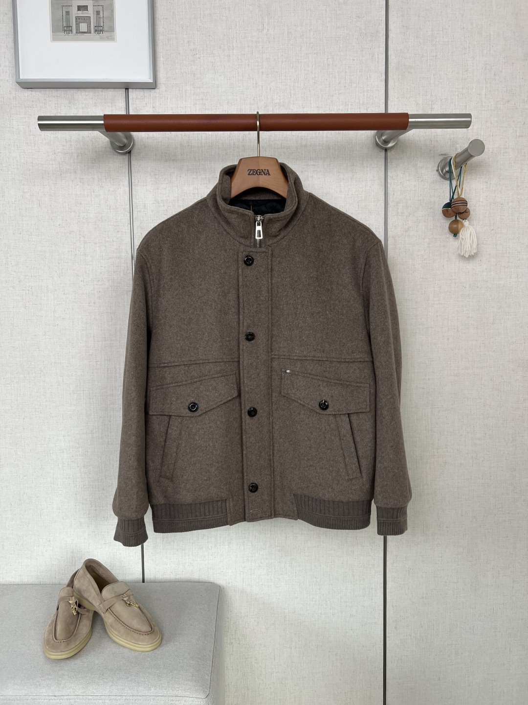 NO:957465,LORO PIANA stand-up collar wool workwear bomber jacket #8899088 is made of Italian high-count mixed-color wool woolen fabrics, with a fine matte short velvet texture, matte low-saturation three-color dyeing, navy blue, charcoal gray, and light coffee are calm and high-end; the wool fiber is temperature-locking and breathable, and has high-density milling and anti-pilling treatment. The interior is equipped with a smooth anti-drilling velvet lining, which is both warm and smooth to put on and take off.  Heightened one-piece stand-up collar, lined with soft interlining, fits the neck to isolate cold wind and is not easy to collapse; double-layered opening and closing design of the placket, laser-engraved LP natural horn buttons on the outer layer, custom-made one-piece die-cast metal zipper on the inner layer, the zipper teeth are polished smooth and round, the pull tab is engraved with the brand LP logo, and the zipper cloth  The same fabric is fully sewn and seamed, and the whole opening and closing process is not snagging; the body has symmetrical double-stitched flap pockets, and the bag lid is inlaid with a small metal LP nameplate of the same series. The bag mouth is double-layered and reinforced to prevent it from tearing and deforming when heavy objects are placed; the hem and cuffs are closed with widened and highly elastic wool ribs, which will not easily loosen and collapse after long-term wear.  The whole body is precision overlocked and stitched inside and out. All the stitches are made of the same color invisible thread. The stitches are tight and even without unnecessary floating threads. The shoulder seams, side seams, pocket openings and the bottom of the collar are all reinforced with double-strand stitching. The fault tolerance rate of solid-color wool fabrics is extremely low. Different-colored threads and jumpers will directly destroy the high-end texture of the fabric. You can intuitively feel the delicate workmanship of Italian handmade garments by touching the inside!  The classic short straight pilot style is slightly loose, with a slightly dropped shoulder cut that accommodates all body types. It has no complicated printing decorations and relies on wool texture and low-key hardware to highlight the light and luxurious texture. The sleeves have sufficient room for movement without restricting the arms. The hem is ribbed with multi-layer stitching and stitching. It is not easy to curl and deform after washing. It is a versatile wool jacket for mature men in all seasons.  Take a closer look at the mixed-color wool woven short velvet texture. The front and rear body parts, sleeves, and pocket pieces are completely symmetrically aligned. The height of the left and right pockets, sleeve length, shoulder width, and hem width are completely unified!  High-volume cutting of goods is prone to color differences, misaligned pieces, and uneven ribbing. We strictly follow the original Italian cutting and alignment standards, and there is zero deviation in the symmetry of the entire garment.  Italian local wool mixed color dyeing + customized LP exclusive metal hardware + double-layer placket composite process triple difficult production standards, wool fabric cutting loss doubled, solid color woolen fabric routing defect tolerance rate is extremely low, yarn mottled, asymmetrical cutting, jumpers are directly scrapped as a whole, which is the embodiment of the hard-core quality of the top luxury Italian pilot wool jacket. Customers who prefer warm wool texture and pursue low-key minimalist and luxurious wear can distinguish the huge difference between affordable ordinary woolen jackets at a glance. Color Navy /  Charcoal gray / light brown Size 48/50/52/54/56,,loro piana,loro piana,jackets & coats,jackets & coats,19860909LORO PIANA诺悠翩雅立领羊毛工装飞行员夹克  #8899088 甄选意大利原产高支混色羊毛毛呢面料,细腻哑光短绒肌理,雾面低饱和三色定染,藏青、炭灰、浅咖三色沉稳高级；羊毛纤维锁温透气,高密度缩绒抗起球处理,内里搭配顺滑防钻绒衬里,兼顾保暖与穿脱顺滑度 加高一体式立领,内里复合柔软衬布,贴合脖颈隔绝冷风不易塌软；门襟双层开合设计,外层激光刻印LP天然牛角纽扣,内层定制一体式压铸金属拉链,拉链齿打磨圆润顺滑,拉片雕刻品牌LP标识,拉链布同面料全包缝锁边,开合全程不勾丝卡布；衣身对称双工装翻盖口袋,袋盖镶嵌同系列金属LP小铭牌,袋口双层包边加固,放置重物不易撕裂变形；下摆、袖口采用加宽高弹羊毛罗纹收口,久穿不易松弛垮塌. 衣身里外全幅精密包缝走线 全部采用同色系隐形车线,线迹紧实均匀无多余浮线头,肩缝、侧缝、袋口、领底全部双股车线加固,纯色羊毛面料走线容错率极低,异色线、跳线会直接破坏面料高级质感,上手触摸内里即可直观感受意大利手工成衣细腻做工！ 经典短款飞行员直筒微宽松衣型,微落肩剪裁包容各类身材,无繁杂印花装饰,依靠羊毛肌理与低调五金凸显轻奢质感；袖管预留充足活动余量不束缚手臂,下摆罗纹多层车线压合,水洗后不易卷边变形,成熟男士四季过渡百搭羊毛外套. 细看混色羊毛织造短绒纹理疏密统一,前后衣片、袖子、口袋裁片完全对称对齐,左右口袋高低、袖长、肩宽、衣摆宽窄完全统一！通货大批量裁剪极易出现杂花色差、裁片错位、罗纹松紧不一瑕疵,严格遵循意大利原版裁版对位标准,整件衣身对称度零偏差 意大利本土羊毛混色定染+定制LP专属金属五金+双层门襟复合工艺三重高难度制作标准,羊毛面料裁切损耗翻倍,纯色呢料走线瑕疵容错率极低,纱线斑驳、裁片不对称、跳线整件直接报废,是顶奢意式飞行员羊毛夹克硬核品质体现,偏爱温润羊毛质感、追求低调极简轻奢穿搭的顾客一眼区分平价普通毛呢夹克巨大差别 颜色 藏青色 / 炭灰色 / 浅咖色 尺码 48/50/52/54/56,,loro piana,loro piana,jackets & coats,jackets & coats,,Men's clothing