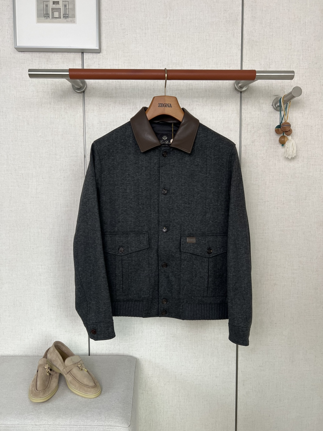 NO:957475,LORO PIANA Leather Lapel Herringbone Wool Down Work Jacket #8899088  The brand's exclusive high-count worsted herringbone wool blended fabric is selected. It is warm and soft to the touch with a soft matte retro texture. It has a light khaki monochrome precise control dyeing process. The high-density twill wool is thick and temperature-locking, and is not easy to shed, whiten, and pill. The collar is spliced with fine leather and contrasting collar edges. The pockets are decorated with small LP black leather squares. It comes with amber resin buttons engraved with the brand's logo. The low-key luxury details are highly recognizable.  Classic shirt lapel with genuine leather spliced collar, double-layer locking and shaping technology, thin lining inside the collar to prevent it from collapsing and deforming after washing; the placket is fully open and closed and engraved with LORO  PIANA amber round buttons and buttonholes are reinforced with copper rings, which will not tear the wool body when fastened repeatedly; symmetrical square three-dimensional patch pockets on the chest, and exclusive leather small labels sewn on the left pocket; the hem and cuffs are matched with high-elastic rib closing in the same color, and double-layered thread locking, so that they will not loosen and curl after long-term wear. The entire body is precision overlocked on the inside and outside.  Every inch of stitching is even and tight, with no excess floating threads. The wool seams, shoulder seams, patch pockets, and rib joints are all reinforced with double threads. The light khaki light-toned fabric is highly recognizable for different-colored threads and jumper defects. The entire garment is stitched with the same color throughout. The lining is smooth and has no neps. When you touch the interior, you can intuitively feel the texture of a palace-level handmade garment!  Fitted short work jacket style, genuine leather collar and herringbone wool contrasting design, abandoning complicated decorations, relying on fabric texture and leather hardware details to highlight the retro light luxury feel; straight hem with elastic rib cinch, multi-layer sewing thread fixation, will not curl and deform after washing; light khaki gentle color is suitable for any age.  Take a closer look at the fabric's herringbone pattern, which is fine and regular, and the wool fibers are evenly interwoven with no mottled color difference; the front and rear cuts, shoulder width, sleeve length, double patch pockets, and rib width are completely symmetrically aligned on the left and right!  High-volume cutting of currency is prone to defects such as leather collar misalignment, leather mark deviation, and uneven left and right lengths. We strictly align with the original cutting standards to ensure zero deviation in the symmetry of the entire jacket.  The single-color patchwork herringbone wool work jacket is made of worsted wool fabric weaving + single-color color-separated solid dyeing + hardware and leather precision-aligned cutting. The triple process increases the difficulty of production. The cost of wool raw materials is high and the cutting loss is doubled. It is the embodiment of the hard-core quality of Italian top-notch men's clothing. Customers who prefer warm wool texture, retro low-key and light luxury commuting wear can distinguish the huge difference between cheap and cheap imitation wool jackets at a glance. Color Light Khaki Size  S/M/L/XL/2XL,,loro piana,loro piana,jackets & coats,jackets & coats,sweaters,shirts,down jacket,19860909LORO PIANA诺悠翩雅拼皮翻领人字纹羊毛羽绒工装夹克  #8899088 甄选品牌专属高支精纺人字纹羊毛混纺面料,上手温润软糯自带柔和哑光复古肌理,浅卡其单色精准控染工艺,高密斜纹羊毛厚实锁温,不易掉毛、发白、起球变形,领口拼接细腻真皮撞色领边,口袋点缀LP黑色皮质小方标,配套刻印品牌logo琥珀树脂纽扣,低调顶奢细节辨识度拉满 经典衬衫翻领搭配真皮拼接领边,双层锁边定型工艺,领内薄衬加持水洗不易塌软变形；门襟全开合排布刻印LORO PIANA琥珀圆扣,扣眼加固包铜圈,反复扣合不会撕裂羊毛衣身；胸前对称方形立体贴袋,左袋缝制专属皮质小标；下摆、袖口搭配同色系高弹罗纹收口,双层压线锁固,久穿不松垮卷边. 整件衣身里外全幅精密包缝走线 每一寸线迹均匀紧实,零多余浮线头,羊毛拼接缝、肩缝、贴袋、罗纹衔接处全部双股车线加固,浅卡其浅调面料对异色线头、跳线瑕疵辨识度极高,整件衣物全程统一同色系缝线,内里衬布平整无棉结,到手触摸内里就能直观感受到殿堂级手工成衣质感！ 合身短款工装夹克版型,真皮领边与人字纹羊毛撞色设计,摒弃繁杂装饰,靠面料肌理与皮质五金细节凸显复古轻奢感；平直下摆搭配弹力罗纹收口,多层车线固定,洗涤后不会卷边变形；浅卡其温柔色系不挑年龄穿搭. 细看面料人字纹纹路细密规整,羊毛纤维交织均匀无斑驳色差；衣身前后裁片、肩宽、袖长、双贴袋高低、罗纹宽度左右完全对称对齐！通货大批量裁剪极易出现皮领错位、皮质标偏移、左右长短不一的瑕疵,我们严格对齐原版裁版标准,整件外套对称度零偏差 单色拼皮人字纹羊毛工装夹克,精纺羊毛面料织造+单色分色固染+五金皮料精准对位裁片三重工艺拉高制作难度,羊毛原料成本高昂、裁剪损耗翻倍,是殿堂级意式顶奢男装的硬核品质体现,偏爱温润羊毛质感、复古低调轻奢通勤穿搭的顾客一眼就能区分和平价仿羊毛外套的巨大差别 颜色 浅卡其色 尺码 S/M/L/XL/2XL,,loro piana,loro piana,jackets & coats,jackets & coats,sweaters,shirts,down jacket,,Men's clothing