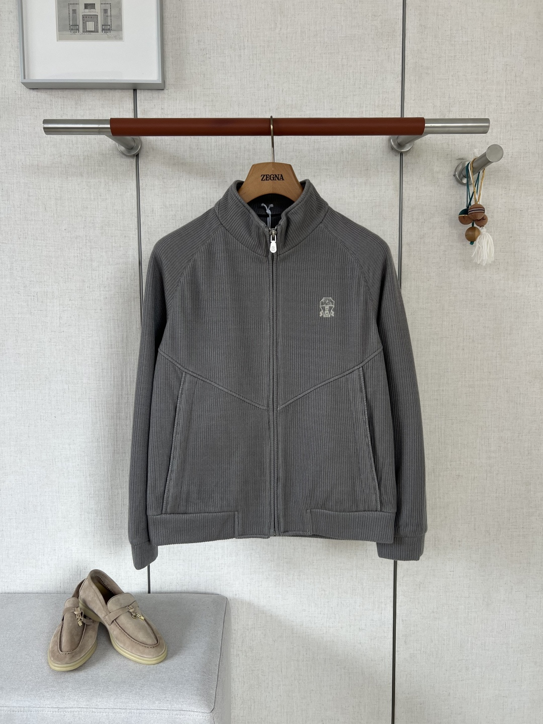 NO:957496,BC Brunello Tencel Wool Twill Stand Collar Casual Jacket #8879088  The brand's exclusive blended functional fabric is selected, with a ratio of polyester fiber + 15 nylon + 22 Tencel + 5 wool. It is made of twill textured jacquard weaving. The surface has delicate vertical lines, which is soft and smooth on the hand. Tencel has a soft matte texture, and wool fiber improves warmth. The three colors are treated with high fastness and color fixation. It is light and thin but has solid muscles. The upper body is neat and not close to the body.  Classic half-high stand-up collar design, the placket is equipped with an exclusive metal zipper etched with the castle emblem, and the puller is die-cast and engraved with the brand logo, which is smooth and non-stuck, and is not prone to oxidation and rust; the castle emblem is precision embroidered on the left chest, and the 10,000-needle embroidery is dense and does not fall off; the embroidery edges are reinforced with seams and will not snag or fuzz; invisible zipper pockets on both sides, the zipper cloth is fully sewn with the same fabric, and the edges are precision seamed to prevent movement, and the storage is stable and does not slip.  The whole body is precision overlocked inside and out. The shoulder seams, side seams, cuffs, and hem are all double-stitched and reinforced. The interior is equipped with a smooth and skin-friendly lining to isolate the friction and discomfort of the fabric. The light-colored fabric has a very low tolerance for machining errors. Jumpers, variegated threads, and floating thread ends will be particularly conspicuous. The entire line uses matching stitching of the same color. The workmanship is neat and clean inside and outside. You can intuitively feel the exquisite texture of the top-end counters when you start it!  Slightly loose straight shoulder cut, simple stand-up collar without unnecessary complicated decorations, relying on twill texture and low-key embroidery to highlight the light and luxurious business style; ribbed cuffs and cuffs are fixed with multiple layers of stitching, which is not easy to loose and deform after washing, and the short fitted length optimizes body proportions and can be worn by men of all ages.  The weaving texture of the twill jacquard fabric is fine and even, and the fiber interweaving is balanced and there are no sparse and see-through areas; the entire body of the garment is strictly symmetrically aligned, with minimal errors in the height of the left and right pockets, shoulder width, garment length, and sleeve length; bulk cutting of the market currency is prone to left and right asymmetry and uneven length defects. This product is 1:1 benchmarked against the original cutting standard, and the entire garment has zero deviation in symmetry.  Tencel wool blend stand-collar casual jacket, Tencel wool custom-woven twill fabric + precision 10,000-needle embroidery technology + symmetrical original cutting. Triple standards increase the difficulty of production. Fabric loss and finished product scrap rate double. The production error tolerance rate of light gray and rice apricot models is extremely low.  , slight color differences in threading, and defects in embroidery jumpers, the whole piece is directly scrapped, which is the embodiment of the hard-core quality of Ermenegildo Zegna's light business casual series. Customers who prefer low-key comfort, taking into account both texture and practicality can distinguish the texture gap between cheap currency and this product at a glance.  Color Navy/Light Gray/Beige Size 48/50/52/54/56,,zegna,jackets & coats,19860909BC布鲁内洛天丝羊毛斜纹立领休闲夹克  #8879088 甄选品牌专属混纺功能面料,配比聚酯纤维+15尼龙+22天丝+5羊毛,斜纹肌理提花织造,表层自带细腻竖纹纹路,上手软糯垂顺,天丝加持自带柔和哑光质感,羊毛纤维提升保暖度,三色均做高牢度固色处理,轻薄却有扎实筋骨,上身利落不贴身 经典半高立领设计,门襟配备专属城堡徽章蚀刻金属拉链,拉片一体压铸雕刻品牌标识,顺滑不卡顿、不易氧化生锈；左胸口精密立体刺绣城堡徽章,万针刺绣走线密实不脱线,刺绣边缘锁边加固,不会勾丝起毛；两侧隐形拉链插袋,拉链布同面料全包缝,边缘精密锁边,活动不硌肤,置物稳固不滑落. 整件衣身里外全幅精密包缝走线 肩缝、侧缝、袖口、下摆全部双股车线加固,内里搭配顺滑亲肤里布,隔绝面料摩擦不适感；浅色系面料对车工容错率极低,跳线、杂色线、浮线头都会格外显眼,全线采用同色系匹配缝线,里外做工工整干净,上手即可直观感受专柜顶配精工质感！ 微宽松直筒落肩剪裁,简洁立领无多余繁杂装饰,依靠斜纹肌理与低调刺绣凸显轻奢商务格调；罗纹收口袖口多层车线固定,水洗不易松垮变形,短款合身衣长优化身材比例,全年龄段男士都能驾驭. 斜纹提花面料织造纹路细密均匀,纤维交织平衡无稀疏薄透区域；整件衣身拼接裁片严格对称对齐,左右口袋高低、肩宽、衣长、袖长误差极小；市面通货批量裁剪极易出现左右不对称、长短不一瑕疵,本品1:1对标原版裁版标准,整件衣服对称度零偏差 天丝羊毛混纺立领休闲夹克,天丝羊毛定织斜纹面料+精密万针刺绣工艺+对称原版裁片三重标准拉高制作难度,面料损耗、成品报废率翻倍,浅灰、米杏款生产容错率极低,细微走线色差、刺绣跳线瑕疵整件直接报废,是杰尼亚轻商务休闲系列硬核品质体现,偏爱低调舒适、兼顾质感与实穿性的客户,一眼就能区分开廉价通货与本品的质感差距 颜色 藏青色/浅灰色/米杏色 尺码 48/50/52/54/56,,zegna,jackets & coats,,Men's clothing