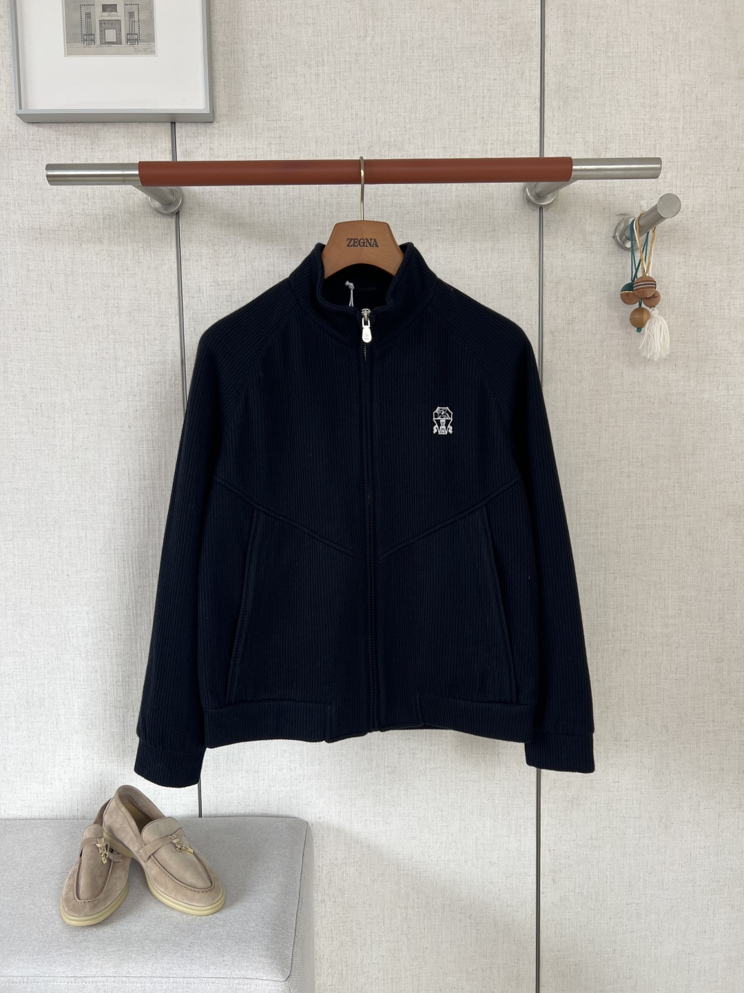 NO:957503,BC Brunello Tencel Wool Twill Stand Collar Casual Jacket #8872088  The brand's exclusive blended functional fabric is selected, with a ratio of polyester fiber + 15 nylon + 22 Tencel + 5 wool. It is made of twill textured jacquard weaving. The surface has delicate vertical lines, which is soft and smooth on the hand. Tencel has a soft matte texture, and wool fiber improves warmth. The three colors are treated with high fastness and color fixation. It is light and thin but has solid muscles. The upper body is neat and not close to the body.  Classic half-high stand-up collar design, the placket is equipped with an exclusive metal zipper etched with the castle emblem, and the puller is die-cast and engraved with the brand logo, which is smooth and non-stuck, and is not prone to oxidation and rust; the castle emblem is precision embroidered on the left chest, and the 10,000-needle embroidery is dense and does not fall off; the embroidery edges are reinforced with seams and will not snag or fuzz; invisible zipper pockets on both sides, the zipper cloth is fully sewn with the same fabric, and the edges are precision seamed to prevent movement, and the storage is stable and does not slip.  The whole body is precision overlocked inside and out. The shoulder seams, side seams, cuffs, and hem are all double-stitched and reinforced. The interior is equipped with a smooth and skin-friendly lining to isolate the friction and discomfort of the fabric. The light-colored fabric has a very low tolerance for machining errors. Jumpers, variegated threads, and floating thread ends will be particularly conspicuous. The entire line uses matching stitching of the same color. The workmanship is neat and clean inside and outside. You can intuitively feel the exquisite texture of the top-end counters when you start it!  Slightly loose straight shoulder cut, simple stand-up collar without unnecessary complicated decorations, relying on twill texture and low-key embroidery to highlight the light and luxurious business style; ribbed cuffs and cuffs are fixed with multiple layers of stitching, which is not easy to loose and deform after washing, and the short fitted length optimizes body proportions and can be worn by men of all ages.  The weaving texture of the twill jacquard fabric is fine and even, and the fiber interweaving is balanced and there are no sparse and see-through areas; the entire body of the garment is strictly symmetrically aligned, with minimal errors in the height of the left and right pockets, shoulder width, garment length, and sleeve length; bulk cutting of the market currency is prone to left and right asymmetry and uneven length defects. This product is 1:1 benchmarked against the original cutting standard, and the entire garment has zero deviation in symmetry.  Tencel wool blend stand-collar casual jacket, Tencel wool custom-woven twill fabric + precision 10,000-needle embroidery technology + symmetrical original cutting. Triple standards increase the difficulty of production. Fabric loss and finished product scrap rate double. The production error tolerance rate of light gray and rice apricot models is extremely low.  , slight color differences in threading, and defects in embroidery jumpers, the whole piece is directly scrapped, which is the embodiment of the hard-core quality of Ermenegildo Zegna's light business casual series. Customers who prefer low-key comfort, taking into account both texture and practicality can distinguish the texture gap between cheap currency and this product at a glance.  Color Navy/Light Gray/Beige Size 48/50/52/54/56,,zegna,jackets & coats,19860909BC布鲁内洛天丝羊毛斜纹立领休闲夹克  #8872088 甄选品牌专属混纺功能面料,配比聚酯纤维+15尼龙+22天丝+5羊毛,斜纹肌理提花织造,表层自带细腻竖纹纹路,上手软糯垂顺,天丝加持自带柔和哑光质感,羊毛纤维提升保暖度,三色均做高牢度固色处理,轻薄却有扎实筋骨,上身利落不贴身 经典半高立领设计,门襟配备专属城堡徽章蚀刻金属拉链,拉片一体压铸雕刻品牌标识,顺滑不卡顿、不易氧化生锈；左胸口精密立体刺绣城堡徽章,万针刺绣走线密实不脱线,刺绣边缘锁边加固,不会勾丝起毛；两侧隐形拉链插袋,拉链布同面料全包缝,边缘精密锁边,活动不硌肤,置物稳固不滑落. 整件衣身里外全幅精密包缝走线 肩缝、侧缝、袖口、下摆全部双股车线加固,内里搭配顺滑亲肤里布,隔绝面料摩擦不适感；浅色系面料对车工容错率极低,跳线、杂色线、浮线头都会格外显眼,全线采用同色系匹配缝线,里外做工工整干净,上手即可直观感受专柜顶配精工质感！ 微宽松直筒落肩剪裁,简洁立领无多余繁杂装饰,依靠斜纹肌理与低调刺绣凸显轻奢商务格调；罗纹收口袖口多层车线固定,水洗不易松垮变形,短款合身衣长优化身材比例,全年龄段男士都能驾驭. 斜纹提花面料织造纹路细密均匀,纤维交织平衡无稀疏薄透区域；整件衣身拼接裁片严格对称对齐,左右口袋高低、肩宽、衣长、袖长误差极小；市面通货批量裁剪极易出现左右不对称、长短不一瑕疵,本品1:1对标原版裁版标准,整件衣服对称度零偏差 天丝羊毛混纺立领休闲夹克,天丝羊毛定织斜纹面料+精密万针刺绣工艺+对称原版裁片三重标准拉高制作难度,面料损耗、成品报废率翻倍,浅灰、米杏款生产容错率极低,细微走线色差、刺绣跳线瑕疵整件直接报废,是杰尼亚轻商务休闲系列硬核品质体现,偏爱低调舒适、兼顾质感与实穿性的客户,一眼就能区分开廉价通货与本品的质感差距 颜色 藏青色/浅灰色/米杏色 尺码 48/50/52/54/56,,zegna,jackets & coats,,Men's clothing