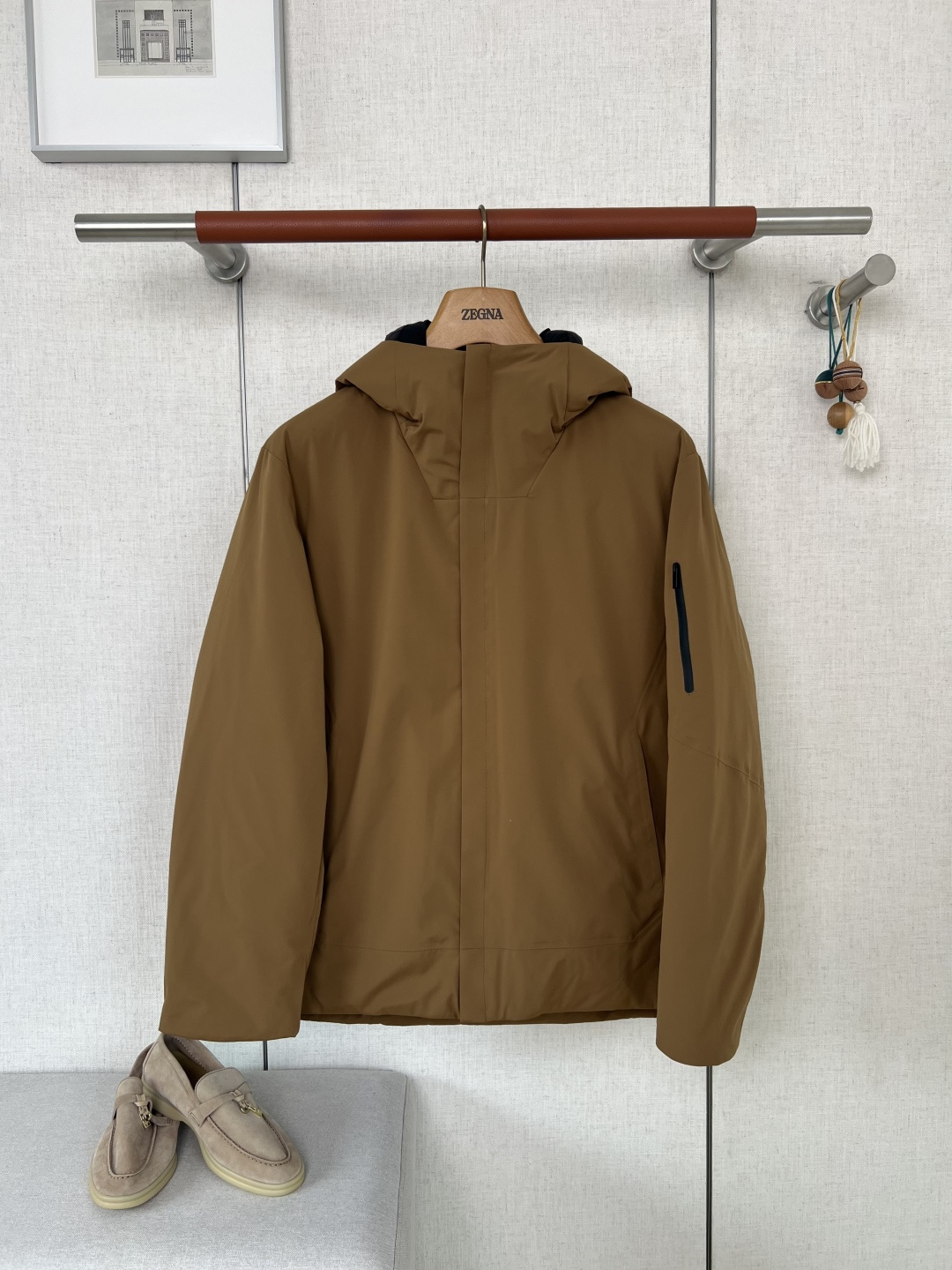 NO:957524,ZEGNA Ermenegildo Zegna Hooded Padded Functional Assault Jacket #88133088 The brand's exclusive polyester fiber Soft Shell composite fabric is selected, with a lightweight quilted filling structure. The surface layer has a waterproof gluing process. The texture of the windproof and water-repellent fabric is fine and matte. The three colors have been treated with high fastness and color fixation. They are anti-wrinkle and require no maintenance. They are not prone to wrinkles and bulging after long periods of sitting.  The hood is equipped with an integrated injection-molded ZEGNA original drawstring buckle, which is matched with an engraved metal buckle to reinforce the hood hole, and double-layer overlocking technology, which will not tear the body after repeated pulling; the side pockets of the body are equipped with exclusive engraved waterproof taped zippers, and the zipper grooves are all overlocked and seamed with the same fabric, with no hard edges. The storage pockets are deep enough to prevent belongings from slipping and being lost. The entire body of the garment is fully precision overlocked and stitched inside and outside.  The shoulder seams, side seams, hem, and cuffs are all made of double-strand reinforced threads, and the inside is quilted and fixed with partitioned seams to prevent the cotton layer from shifting and clumping; dark fabrics also strictly control thread ends and jumper defects, and match the same color dark thread throughout.  Simple straight-leg box-shaped cut with slightly dropped shoulders, adjustable drawstring hood design, no unnecessary exaggerated printing, relying on neat three-dimensional tailoring to create a low-key business and functional style; the hem is flat and hemmed and fixed with multiple layers of stitching, and it is not easy to curl and deform after washing, so it can be worn regardless of age.  The weaving texture of the fabric is dense and uniform. The surface waterproof membrane and the quilted lining are hot-pressed and laminated without any layering gaps. The entire body of the garment is strictly symmetrically aligned. There is minimal error in the height of the left and right pockets, shoulder width, garment length, and sleeve length. It is easy to have length and asymmetry defects when mass cutting in the market. This product is 1:1 benchmarked against the original cutting standard, and the entire garment has zero deviation in symmetry.  The quilted functional hooded jacket, waterproof taped fabric + zoned seam quilting technology + symmetrical original cutting, the triple standards have raised the production threshold, and the fabric loss and finished product scrap rate have increased significantly. The dark style has strict requirements on seam color difference and seam uniformity, and the entire piece will be scrapped directly if there are minor flaws. This is the embodiment of the hard-core quality of Zegna's autumn and winter high-end casual series. Customers who pursue low-key warmth and take into account the functionality of business wear can distinguish the texture gap between cheap currency and this product at a glance. Color  Pure black/navy blue/caramel brown size 48/50/52/54/56,,zegna,jackets & coats,hats,19860909ZEGNA杰尼亚连帽夹棉机能冲锋夹克  #88133088 甄选品牌专属聚酯纤维Soft Shell复合面料,轻量化夹棉填充结构,表层自带防水压胶工艺,防风防泼水面料肌理细腻哑光,三色均经过高牢度固色处理,抗皱免打理,日常久坐不易起皱鼓包 连帽配置一体注塑成型ZEGNA原厂抽绳扣,配套同刻字金属扣加固帽孔,双层包缝锁边工艺,反复拉扯不会撕裂衣身；衣身侧袋搭载专属刻字防水压胶拉链,拉链槽全幅同面料包边锁缝,无磨肤硬棱,置物口袋深度充足,随身物品不易滑落丢失. 整件衣身里外全幅精密包缝走线 肩缝、侧缝、下摆、袖口全部采用双股加固车线,内里夹棉分区衍缝固定,杜绝棉层移位结块；深色面料同样严控线头、跳线瑕疵,全线匹配同色系暗线,里外走线平整干净,上手即可直观感受专柜级精工质感！ 简约直筒微落肩箱型剪裁,可调节抽绳连帽设计,无多余浮夸印花,依靠利落立体剪裁打造低调商务机能风；下摆平整包边多层车线固定,水洗不易卷边变形,不挑年龄穿搭. 面料织造纹路致密均匀,表层防水膜与夹棉内里热压复合无分层空隙,整件衣身裁片严格对称对齐,左右口袋高低、肩宽、衣长、袖长误差极小；市面通货批量裁剪极易出现长短、不对称瑕疵,本品1:1对标原版裁版标准,整件衣服对称度零偏差 夹棉机能连帽夹克,防水压胶面料+分区衍缝夹棉工艺+对称原版裁片三重标准拉高制作门槛,面料损耗与成品报废率大幅提升,深色款对车线色差、衍缝均匀度要求严苛,细微瑕疵整件直接报废,是杰尼亚秋冬高端休闲系列硬核品质体现,追求低调保暖、兼顾商务实穿功能性的客户,一眼就能区分开廉价通货与本品的质感差距 颜色 纯黑色/藏蓝色/焦糖棕 尺码 48/50/52/54/56,,zegna,jackets & coats,hats,,Men's clothing